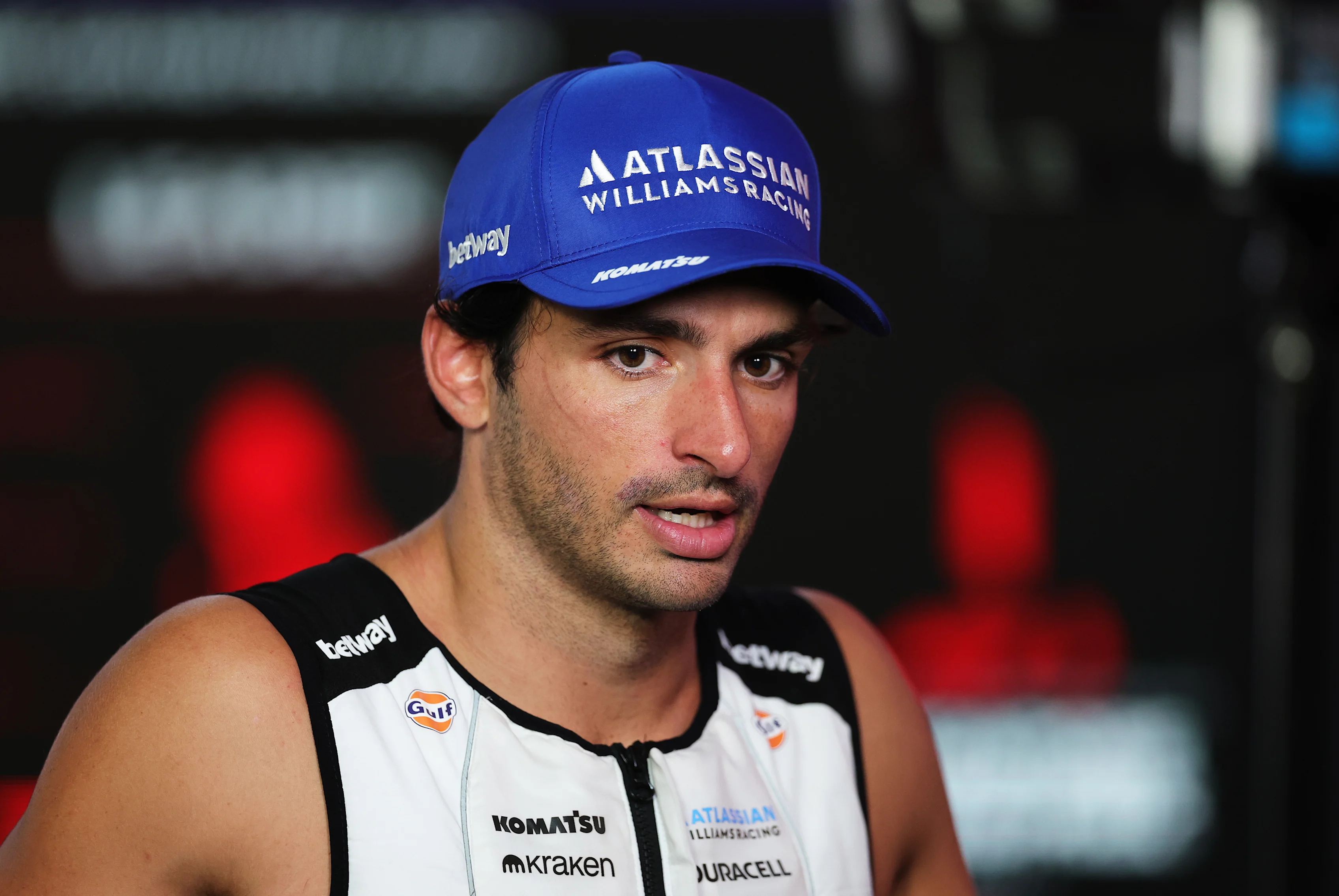 Singapura, Singapura - 05 Oktober: Kesepuluh meletakkan Carlos Sainz dari Sepanyol dan Williams bercakap dengan
