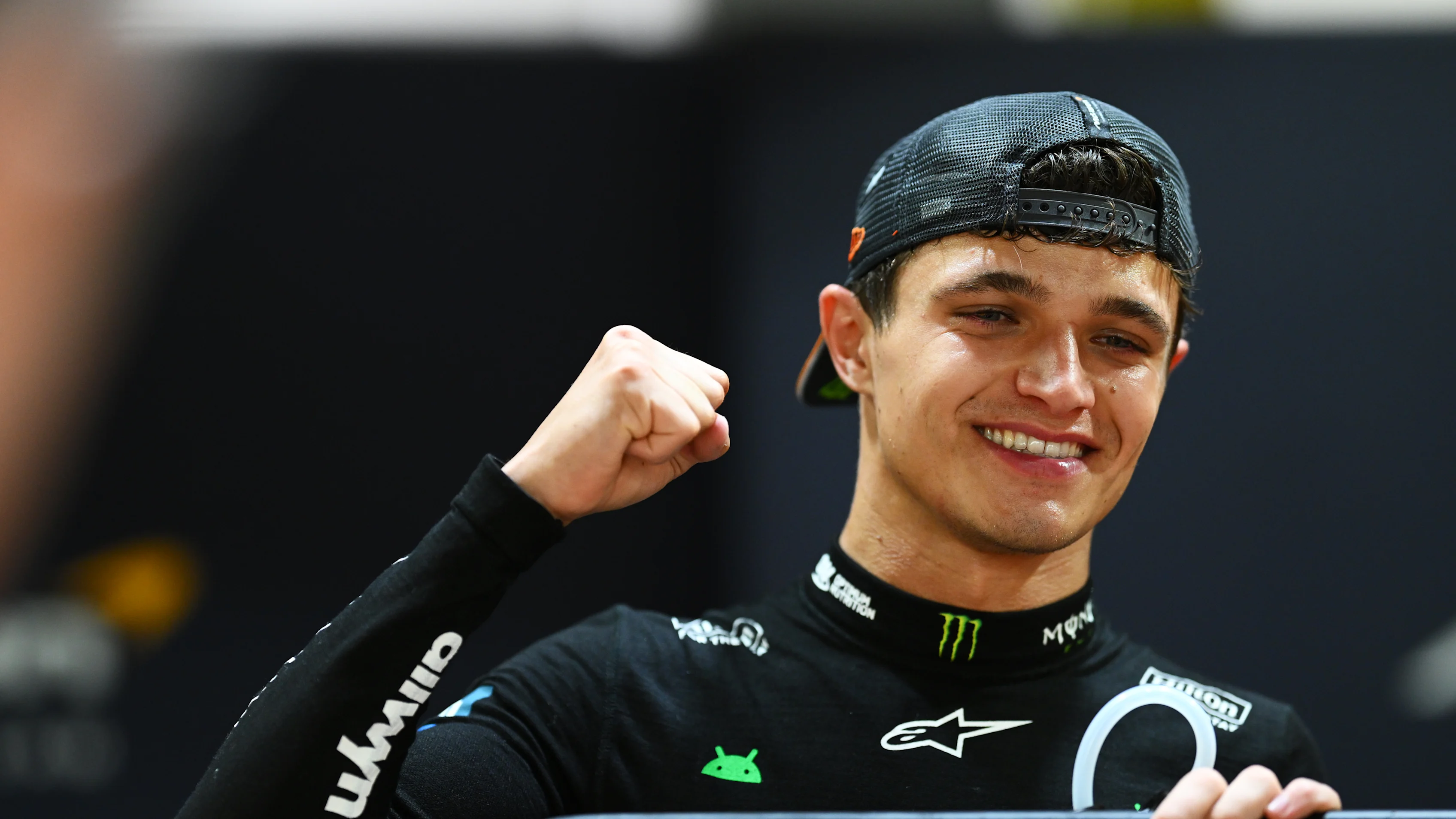 Singapura, Singapura - 05 Oktober: Lando Norris dari Great Britain dan McLaren meraikannya