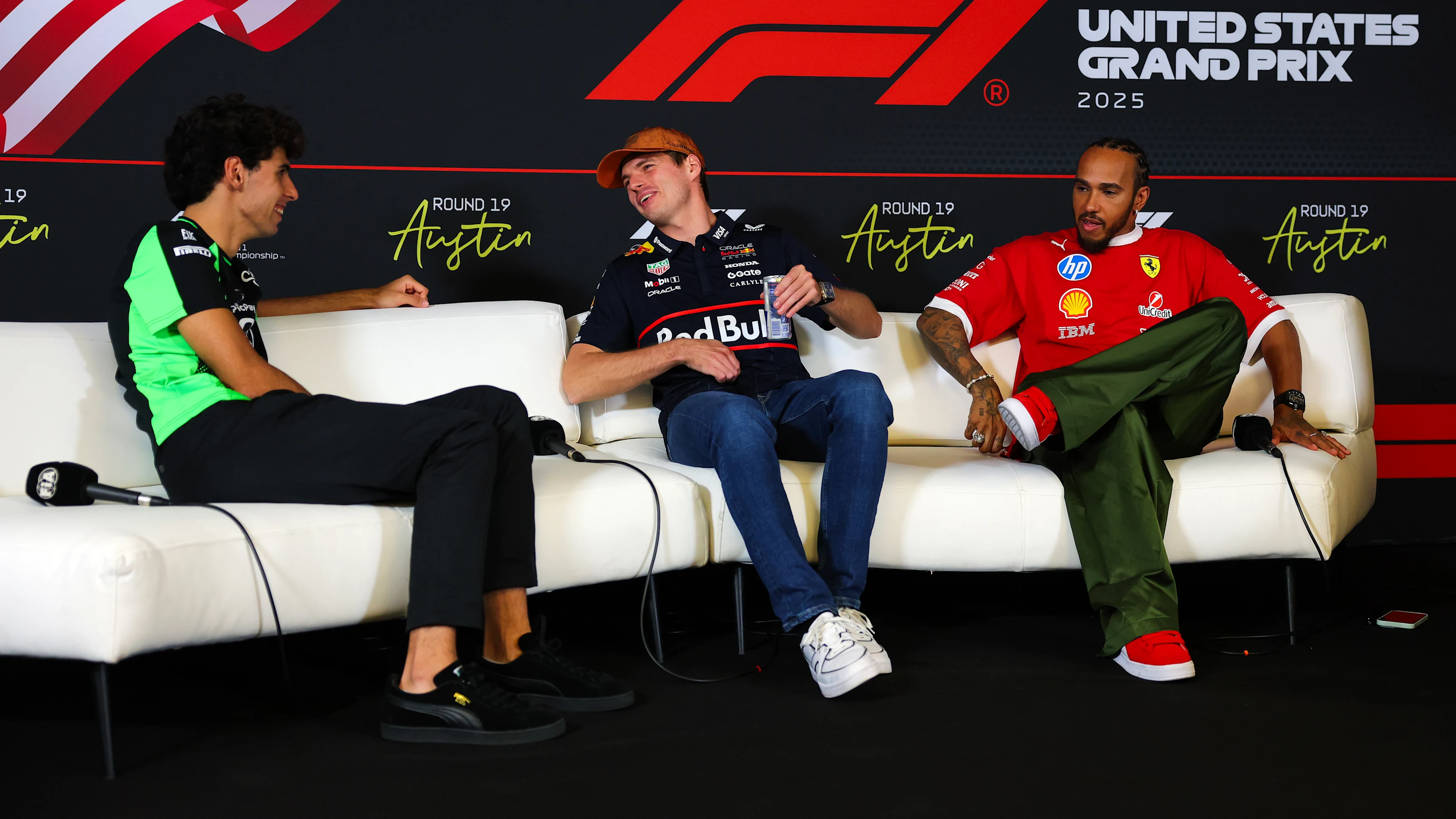 AUSTIN, Texas - 16 Oktober: Gabriel Bortoleto dari Brazil dan Team Stake F1 menendang Sauber bercakap dengan