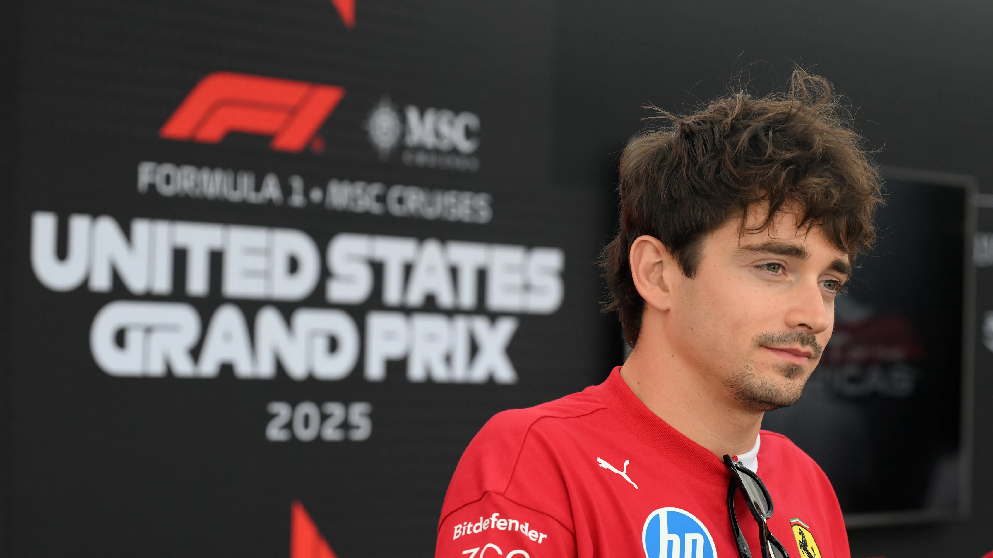 AUSTIN, Texas - 16 Oktober: Charles Leclerc dari Monaco dan Scuderia Ferrari bercakap dengan media