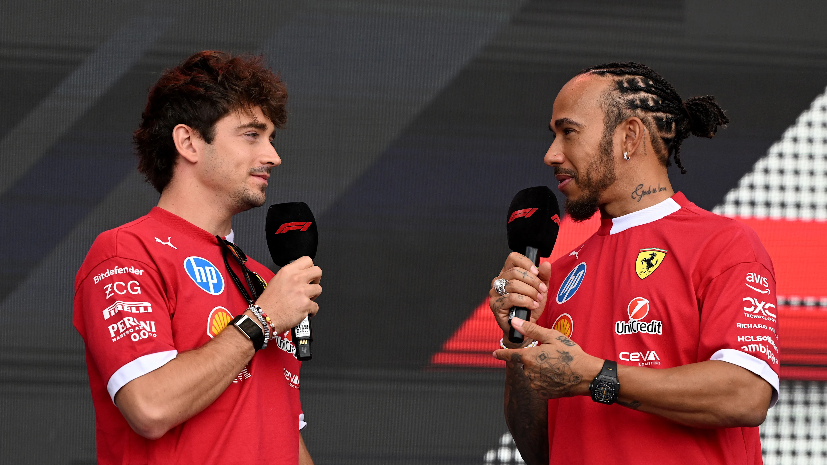 AUSTIN, Texas - 17 Oktober: Charles Leclerc dari Monaco dan Scuderia Ferrari dan Lewis Hamilton dari