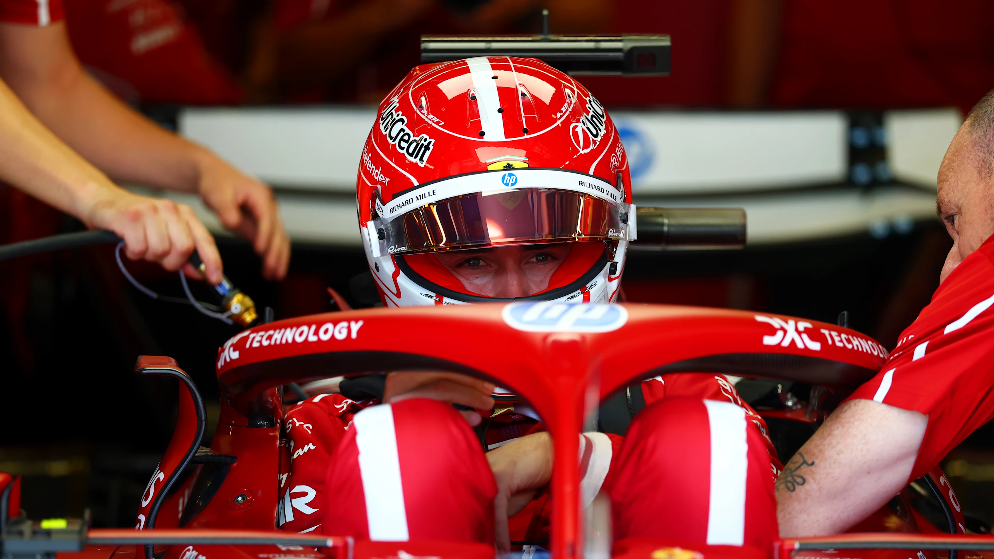 AUSTIN, Texas - 17 Oktober: Charles Leclerc dari Monaco dan Scuderia Ferrari bersiap untuk memandu semasa