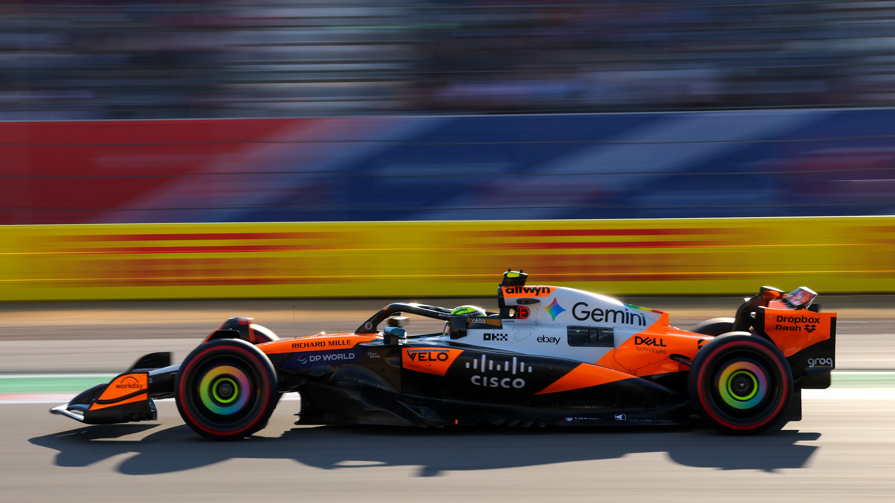 AUSTIN, Texas - 17 Oktober: Lando Norris dari Great Britain Memandu (4) McLaren MCL39 Mercedes ON