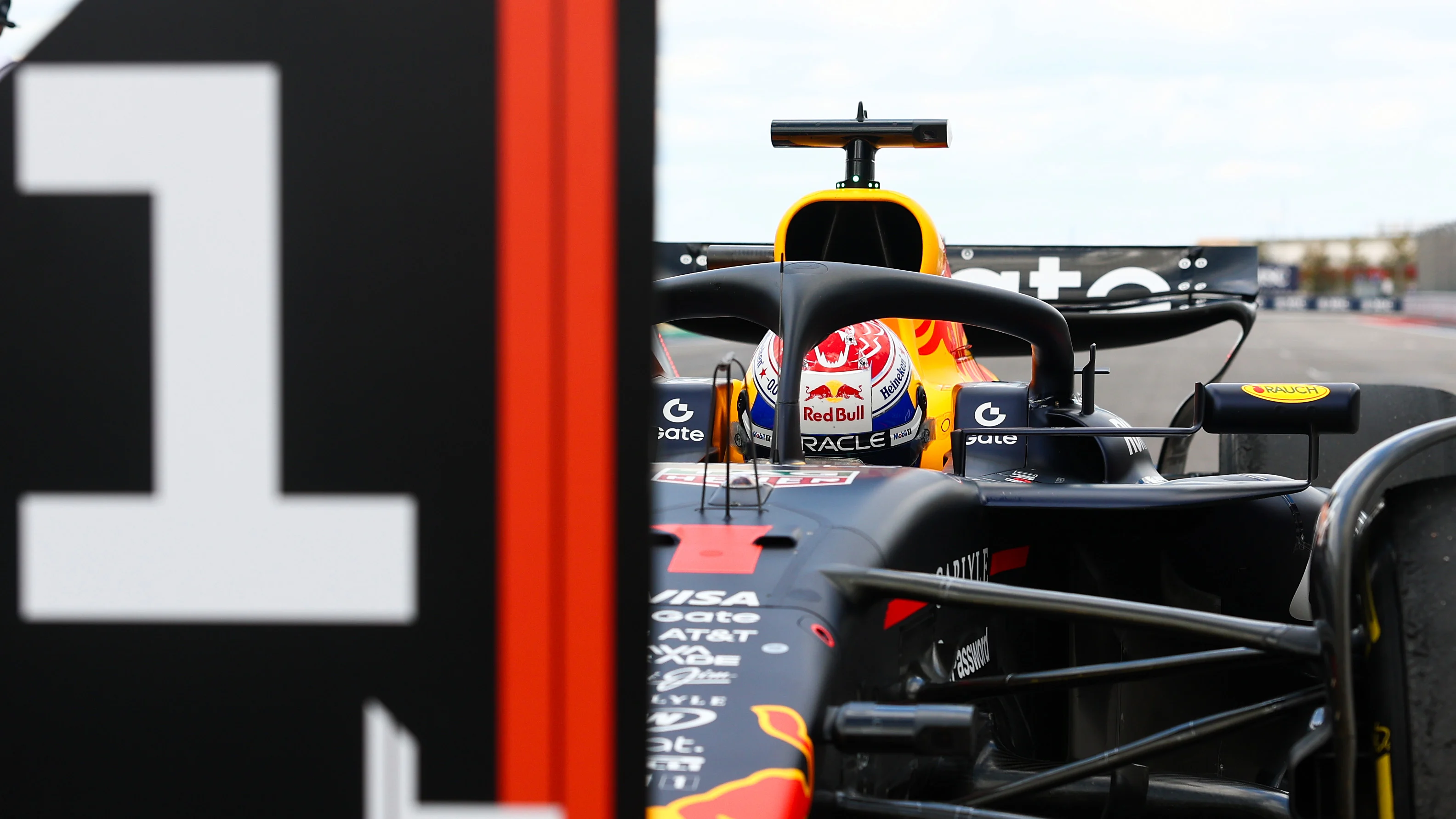AUSTIN, Texas - 18 Oktober: Pemenang Sprint Max Verstappen dari Belanda dan Oracle Red Bull