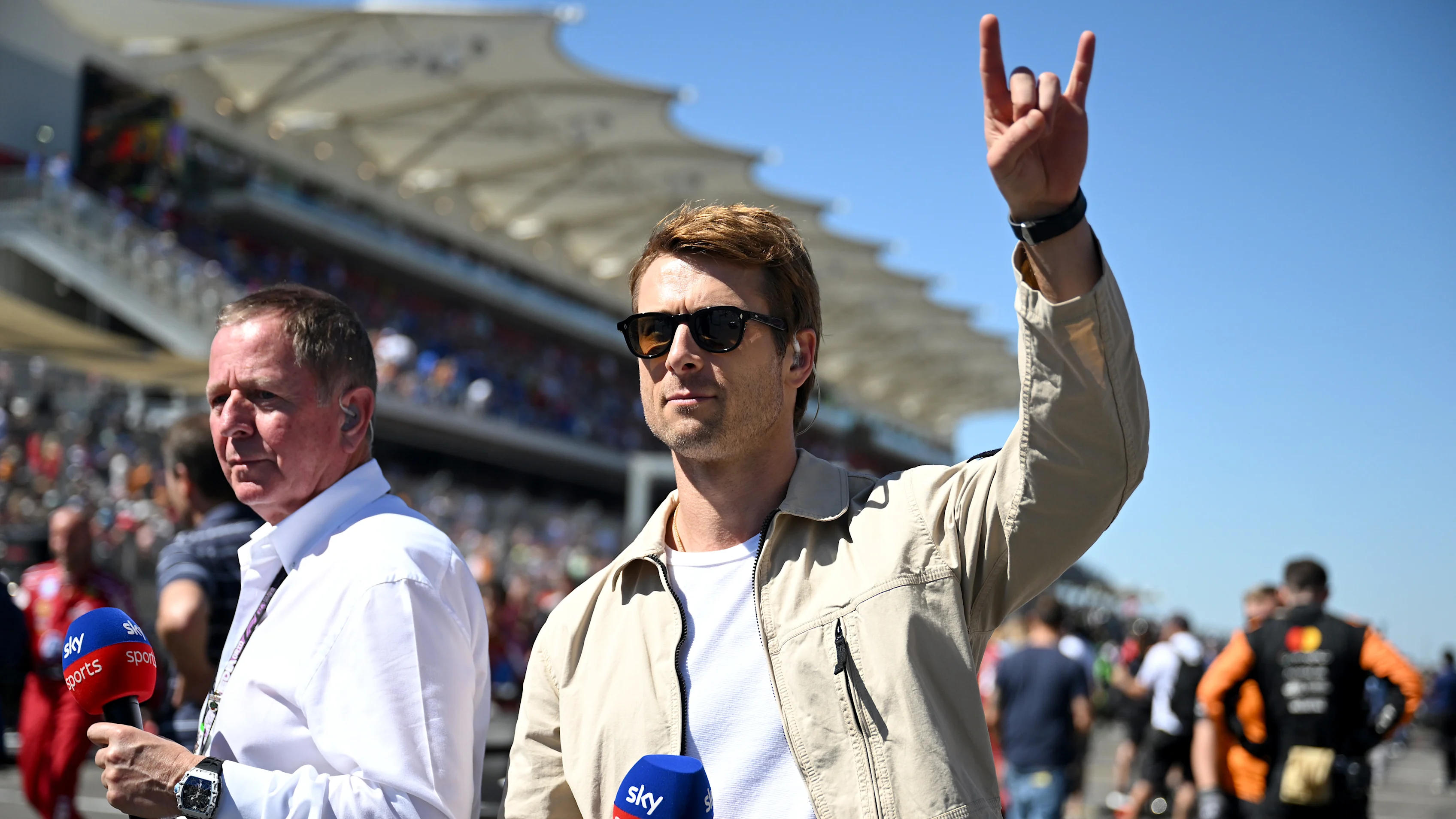 Glen Powell benar -benar merendam dirinya ke hujung minggu, walaupun menyertai Grid Walk on Sky Sports. Leret untuk lebih banyak gambar