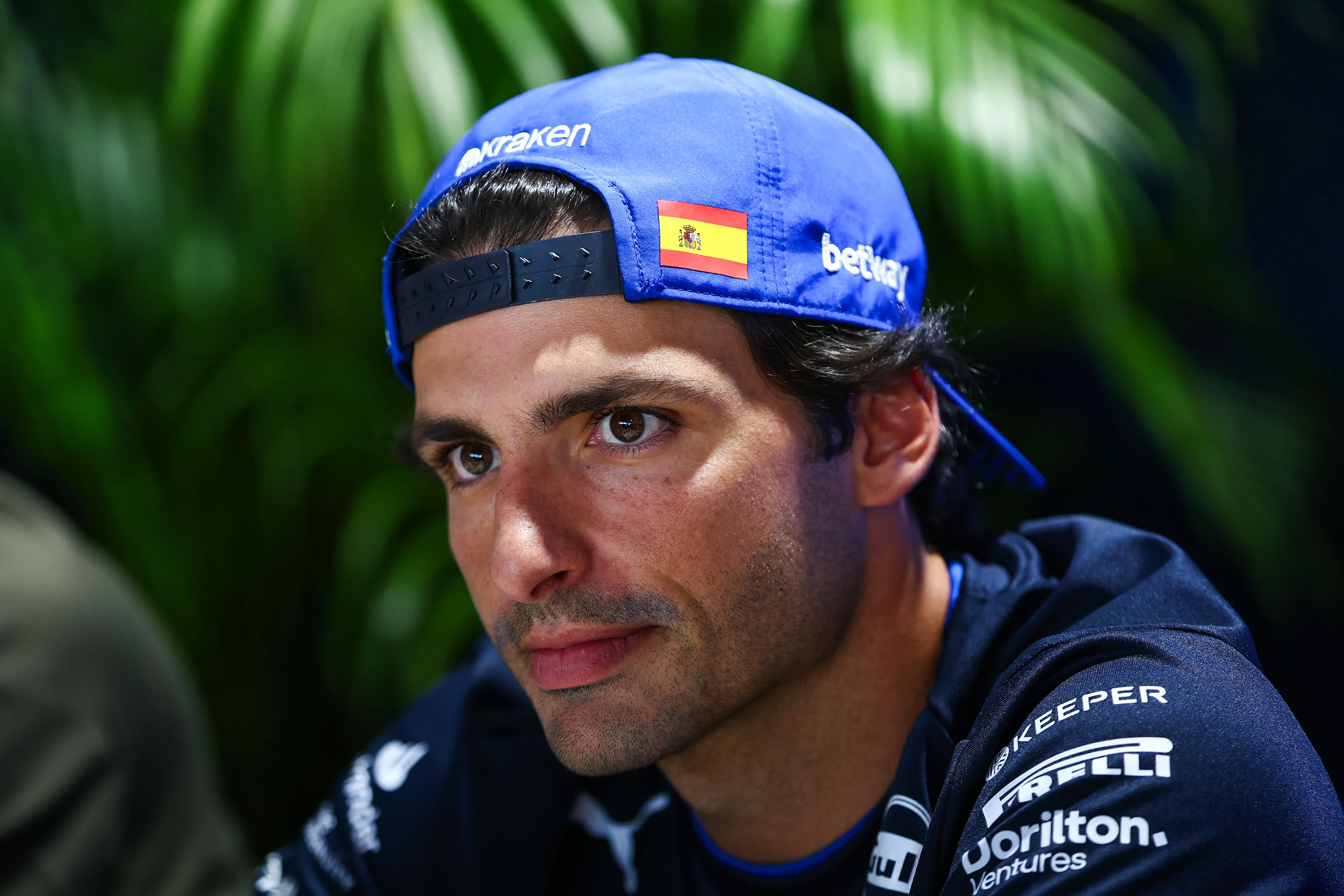 Mexico City, Mexico - 23 Oktober: Carlos Sainz dari Sepanyol dan Williams melihat di paddock semasa