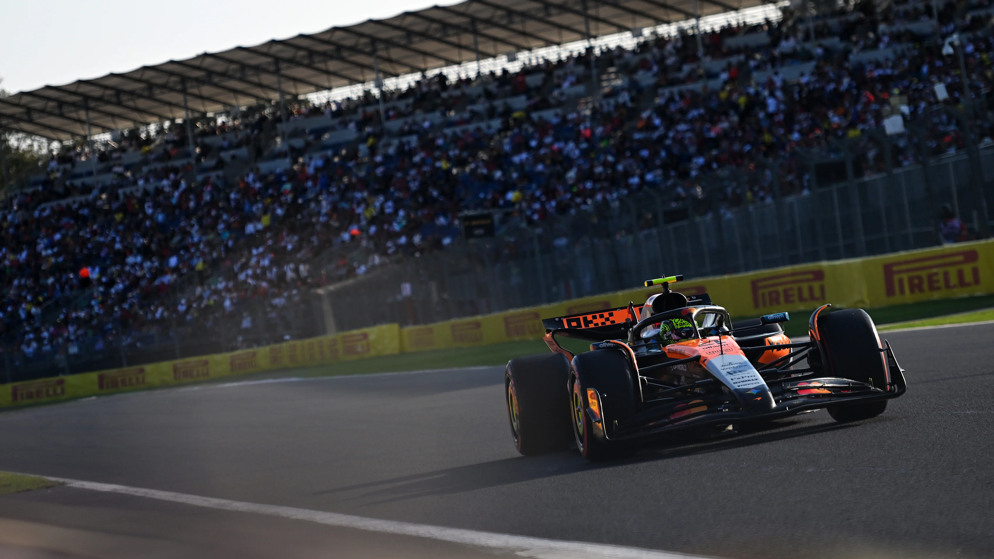 Mexico City, Mexico - 24 Oktober: Lando Norris dari Great Britain Memandu (4) McLaren MCL39