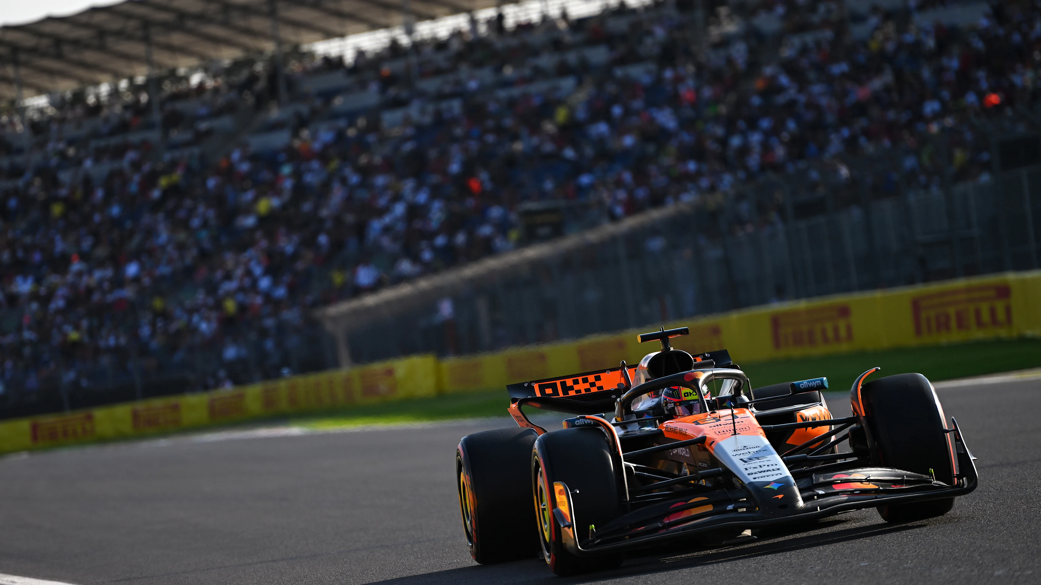 Mexico City, Mexico - 24 Oktober: Oscar Piastri Australia Memandu (81) McLaren MCL39