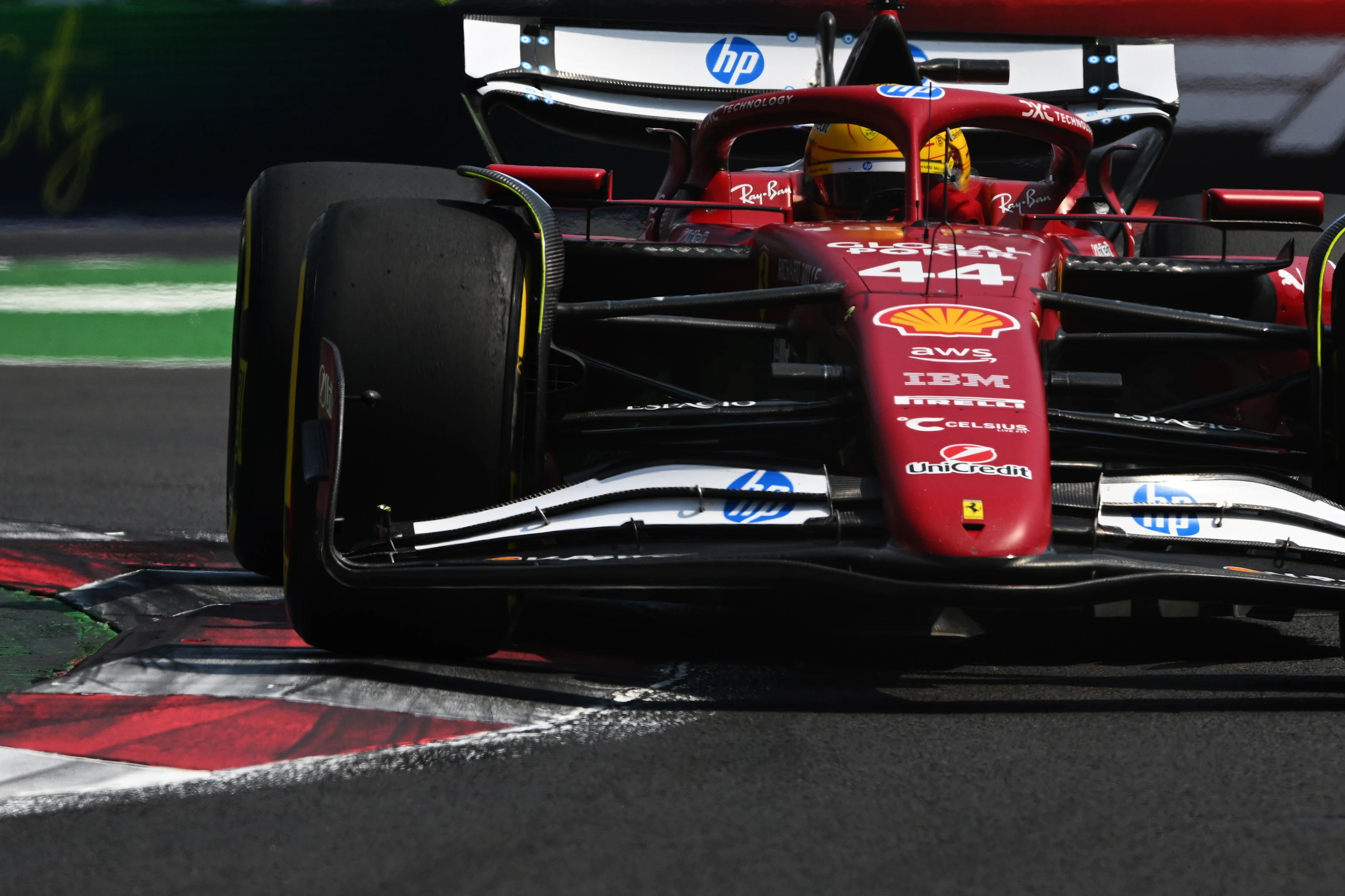 Mexico City, Mexico - 25 Oktober: Lewis Hamilton dari Great Britain Memandu (44) Scuderia Ferrari