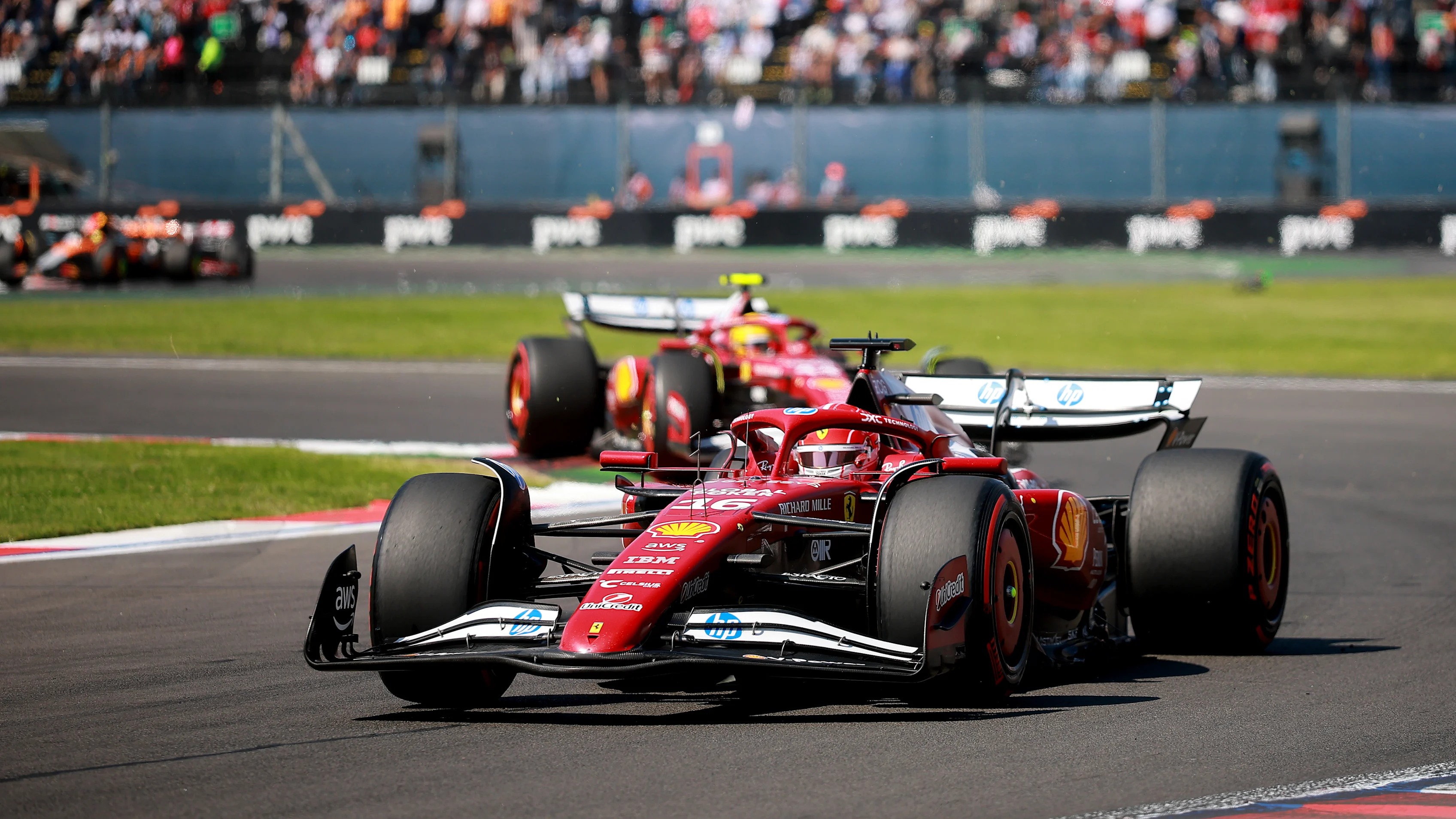 Mexico City, Mexico - 26 Oktober: Charles Leclerc dari Monaco memandu (16) Scuderia Ferrari SF -25