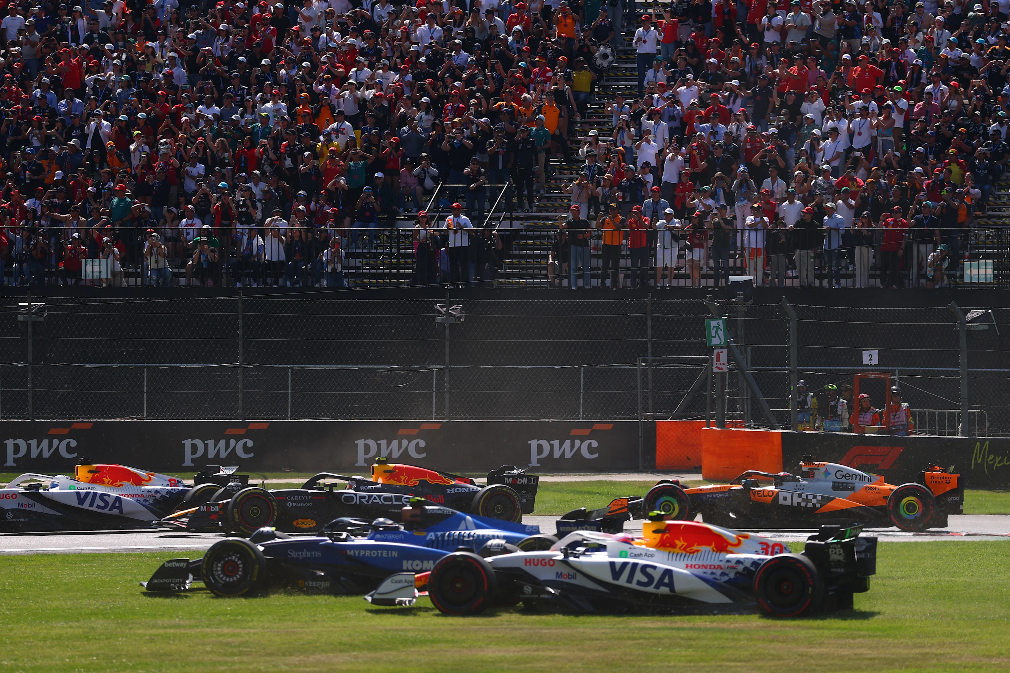 Mexico City, Mexico - 26 Oktober: Carlos Sainz dari Sepanyol memandu (55) Williams FW47 Mercedes dan