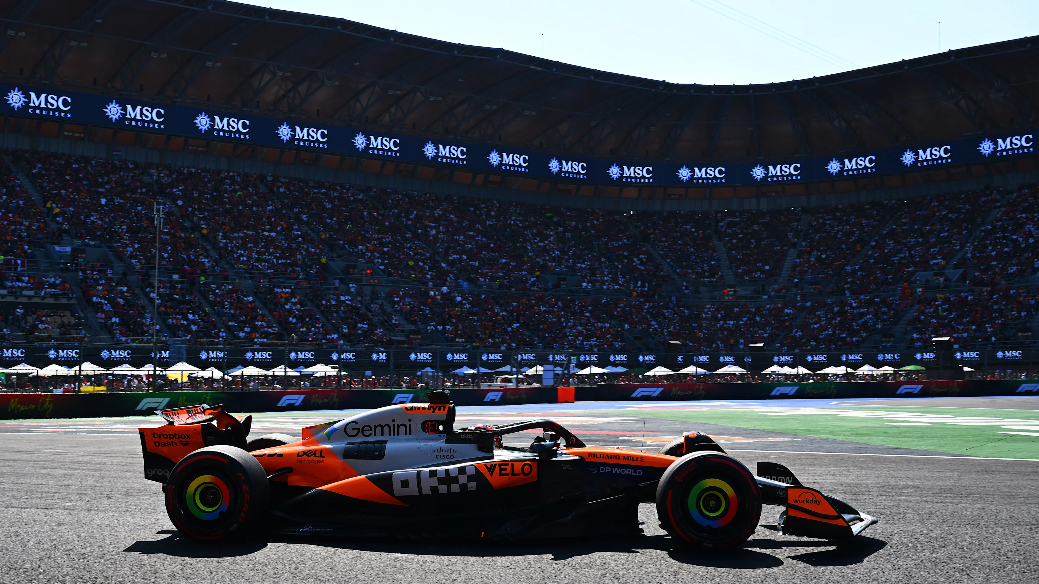 Mexico City, Mexico - 26 Oktober: Oscar Piastri Australia Memandu (81) McLaren MCL39