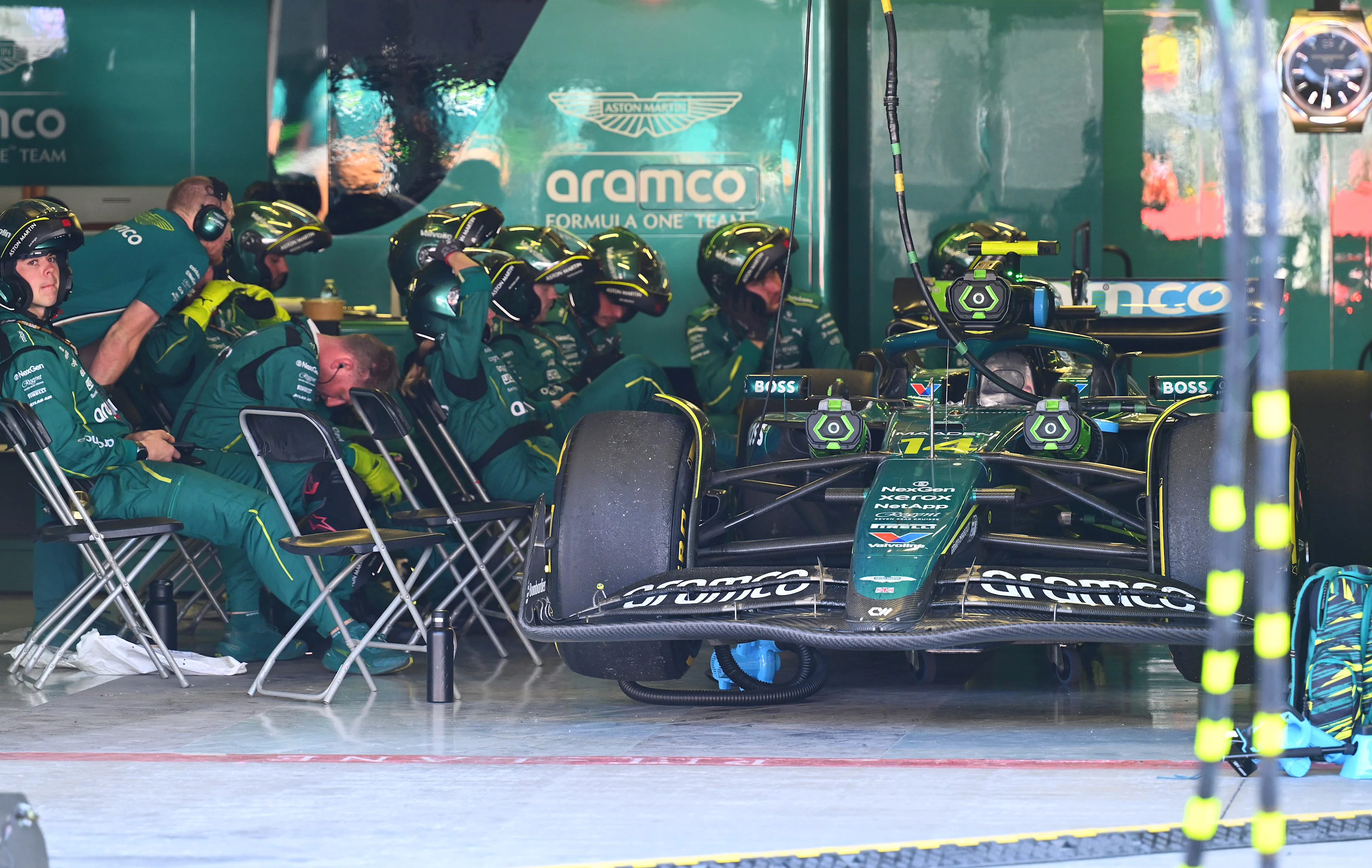 Mexico City, Mexico - 26 Oktober: Aston Martin F1 Team Pit Crew di garaj dengan kereta bersara