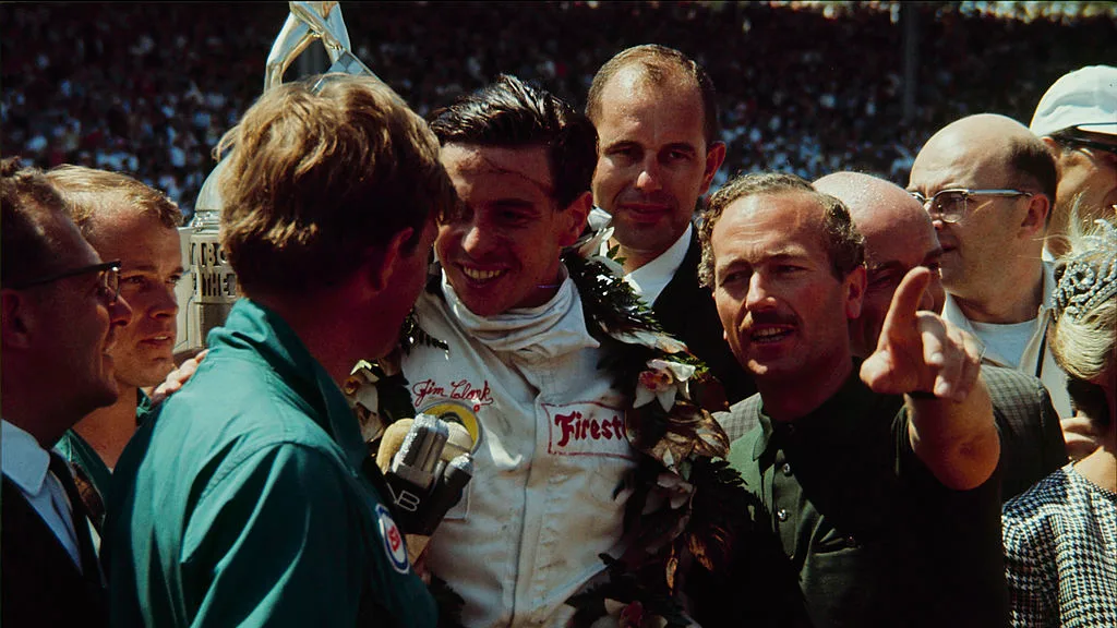 Amerika Syarikat - 01 Jun: 49 Indianapolis 500 - 1965. Jim Clark (Tengah) dengan pereka, jurutera