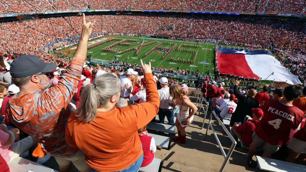 Austin, Texas - 07 Oktober: Peminat Longhorns Texas bersorak sebagai Band University of Texas Longhorn