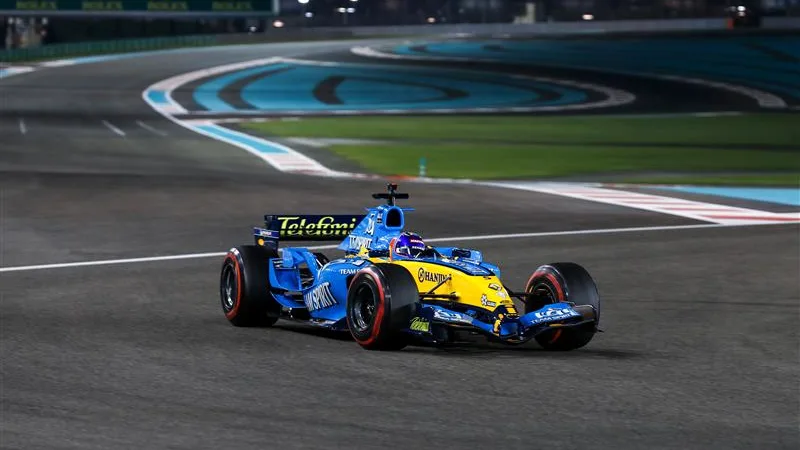 Fernando Alonso mengambil litar Yas Marina dalam kereta pemenang kejohanan 2005, Renault R25. Leret untuk lebih banyak gambar