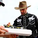 Sentiasa mencari masa untuk peminat, Ricciardo menandatangani kereta mini untuk satu penyokong bertuah