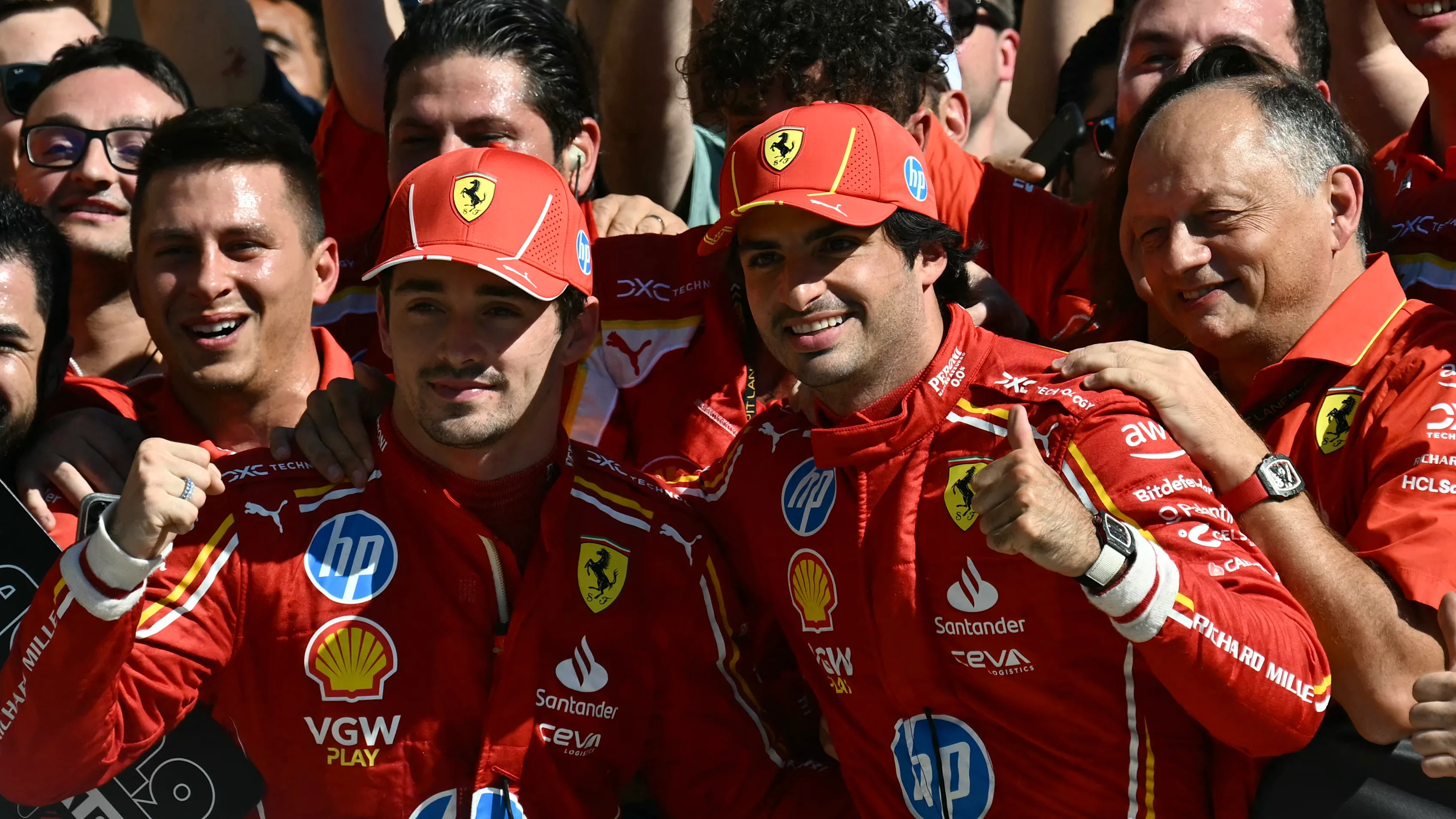 (LR) Pemandu Monegasque Ferrari Charles Leclerc, pemandu Sepanyol Ferrari Carlos Sainz Jr. dan