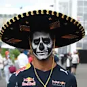 Sombrero? Periksa. Cat muka? Periksa. Ricciardo tidak pernah terlepas pesta di paddock