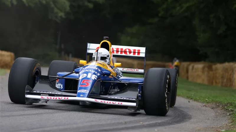 Seb Vettel mengambil Goodwood dalam salah satu kereta paling dominan dalam sejarah F1 - FW14B. Leret untuk lebih banyak gambar
