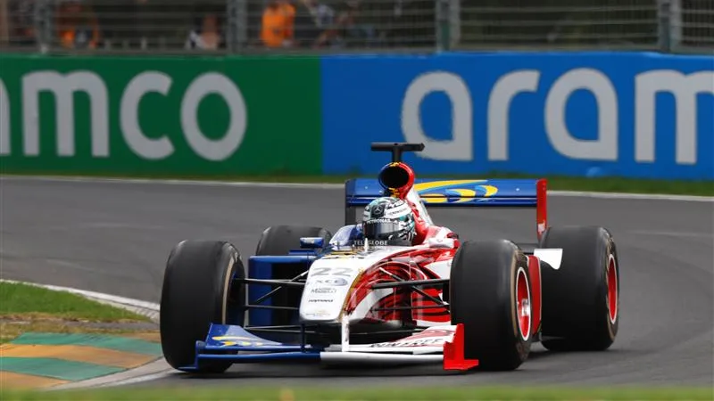 The Bold mempunyai livery berpecah mata-tetapi ia tidak kelihatan di tempat pada akhir 1990-an! Leret untuk lebih banyak gambar