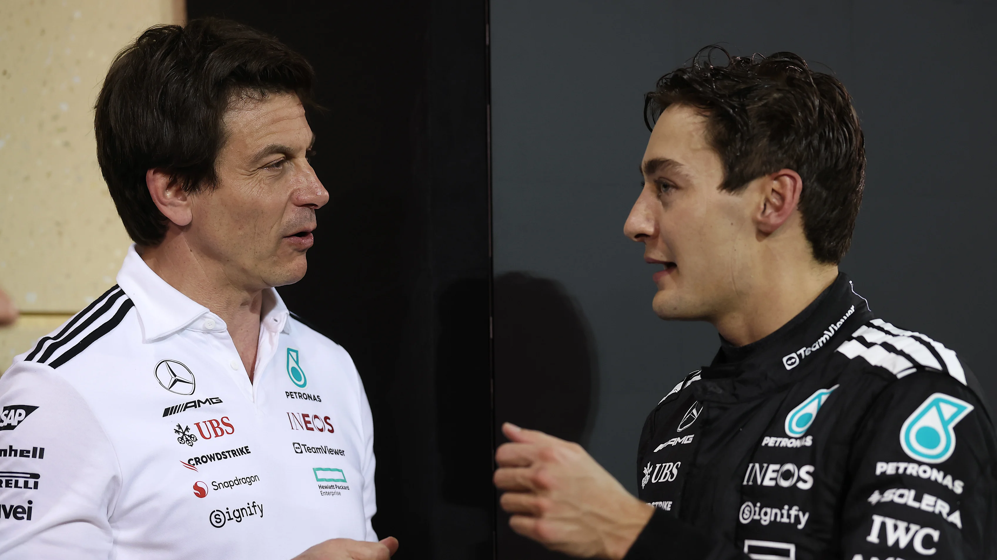 Bahrain, Bahrain - 13 April: Ketiga meletakkan Lando Norris dari Great Britain dan McLaren mengucapkan tahniah