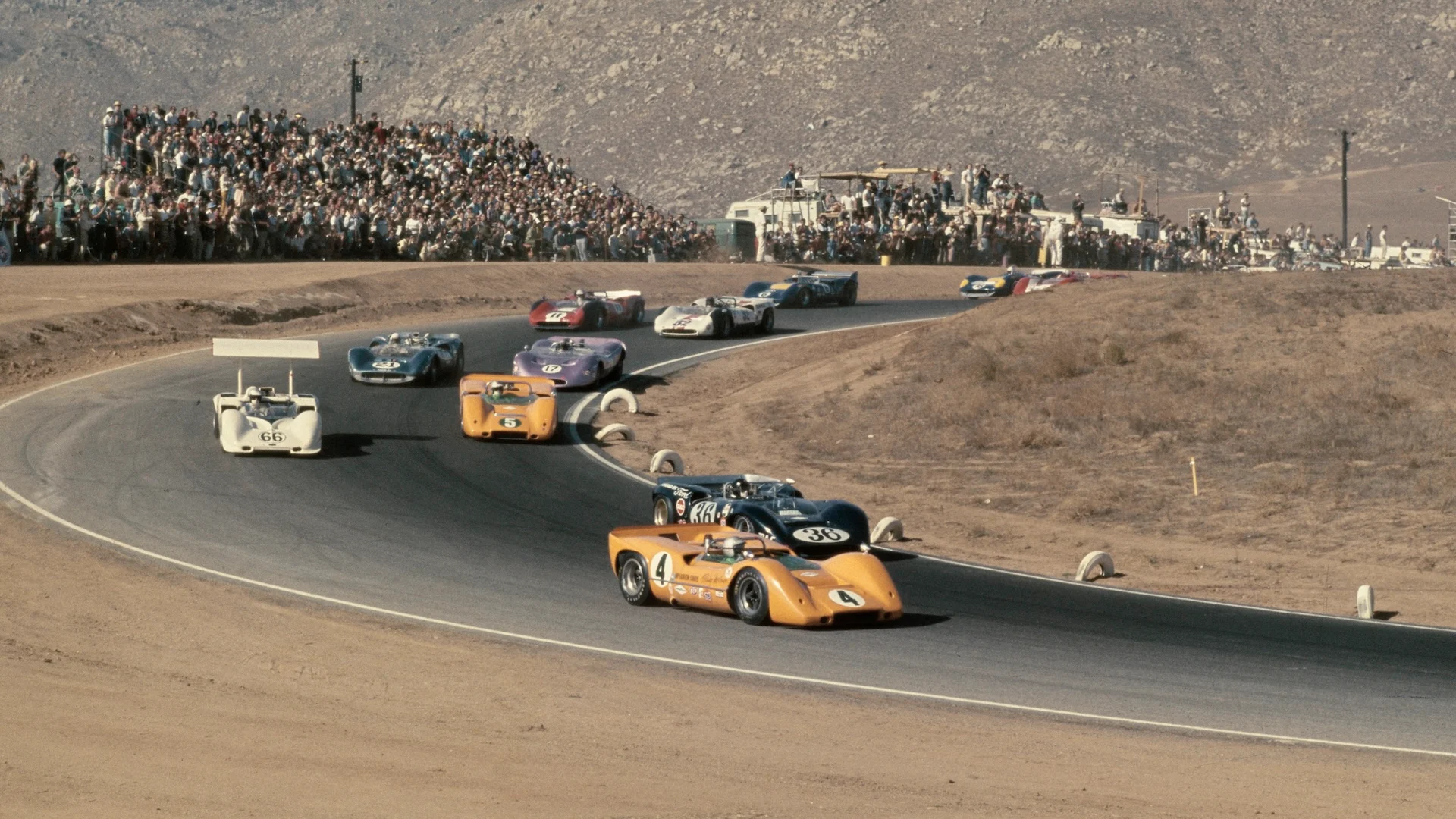 Bruce McLaren (1937 - 1970) dari New Zealand memandu #4 McLaren Cars Ltd McLaren M6a Chevrolet