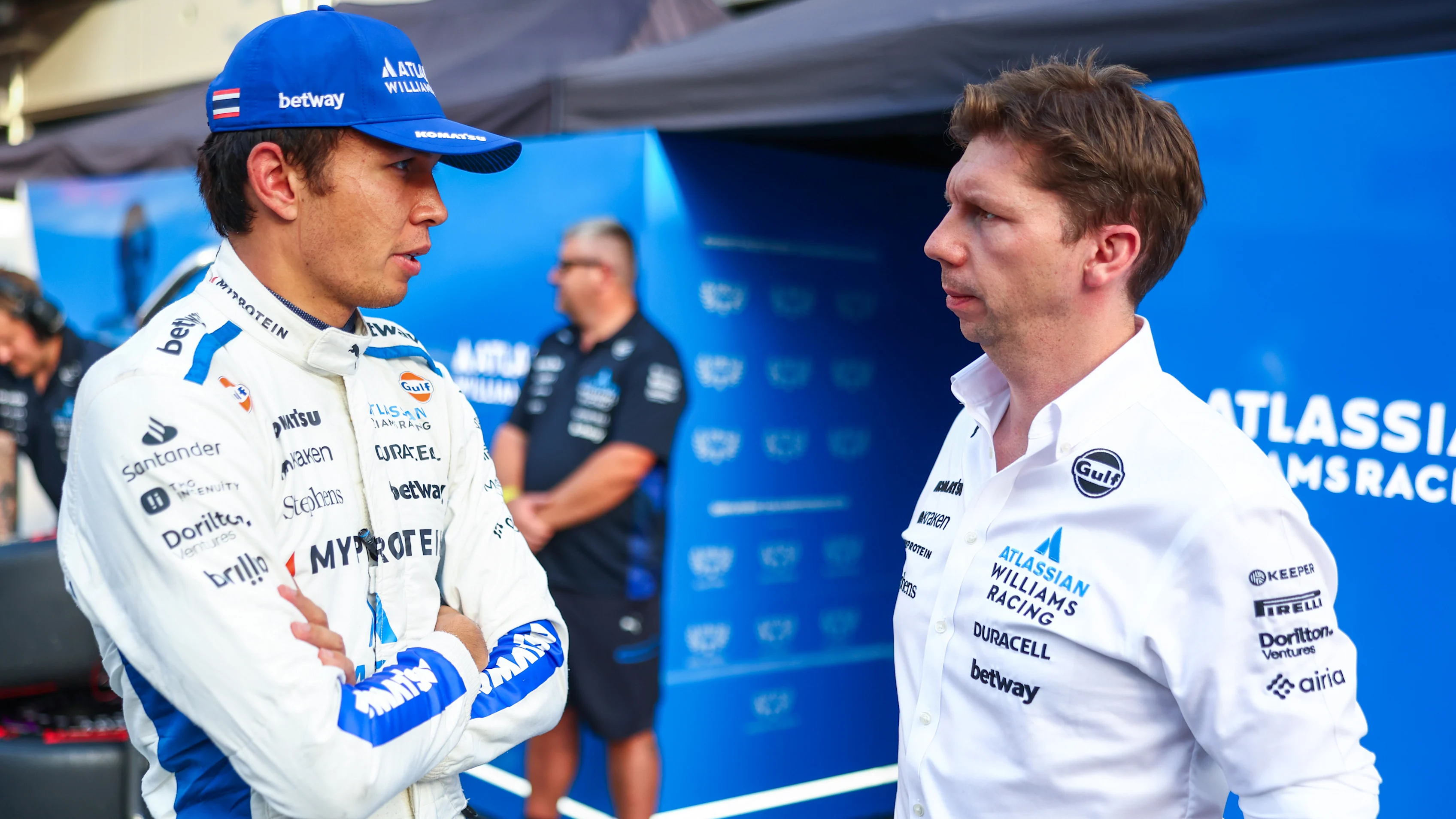 Baku, Azerbaijan - 19 September: Alexander Albon dari Thailand dan Williams dan James Vowles, pasukan