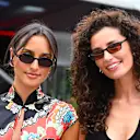 Alexandra Saint Mleux (kiri) Kembalikan siluet kimono pada hari perlumbaan