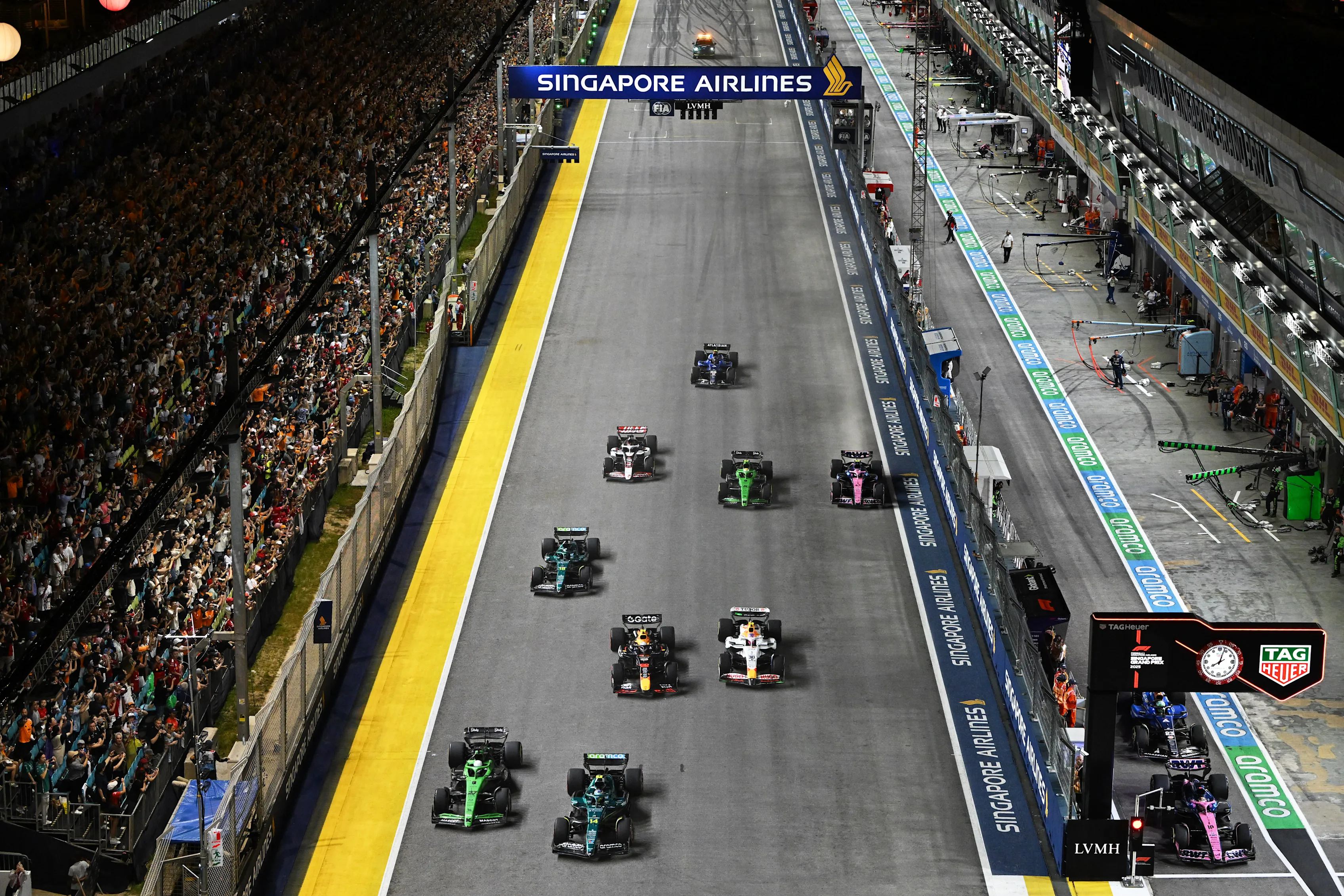 Singapura, Singapura - 05 Oktober: Fernando Alonso dari Sepanyol memandu (14) pasukan Aston Martin F1