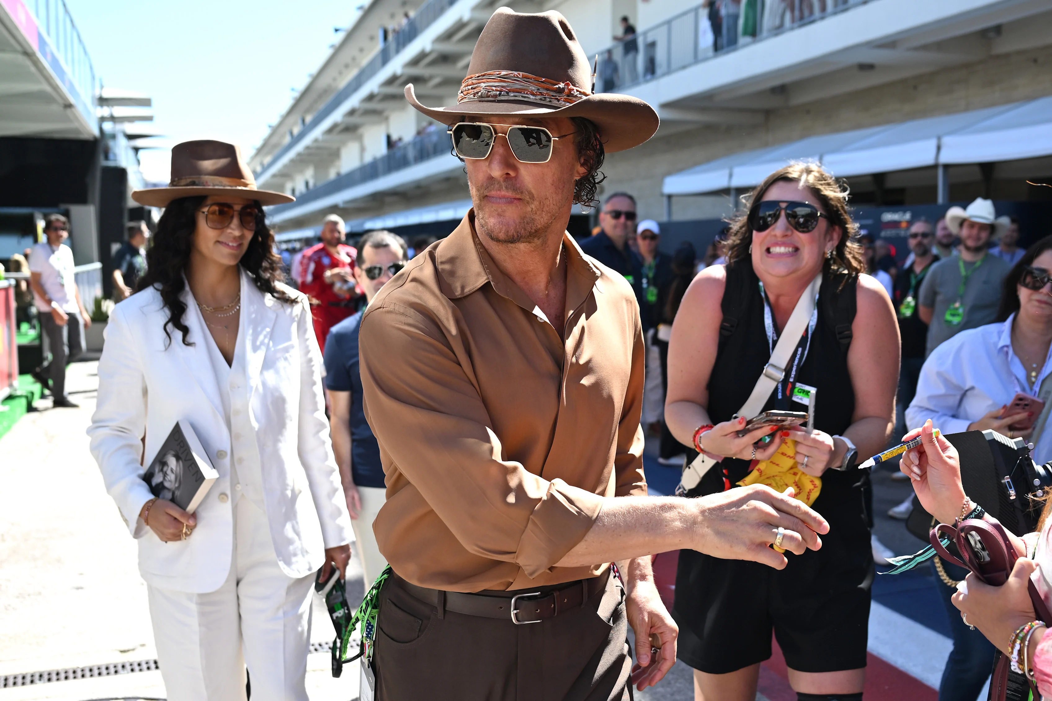 Matthew McConaughey menikmati paddock di litar Amerika