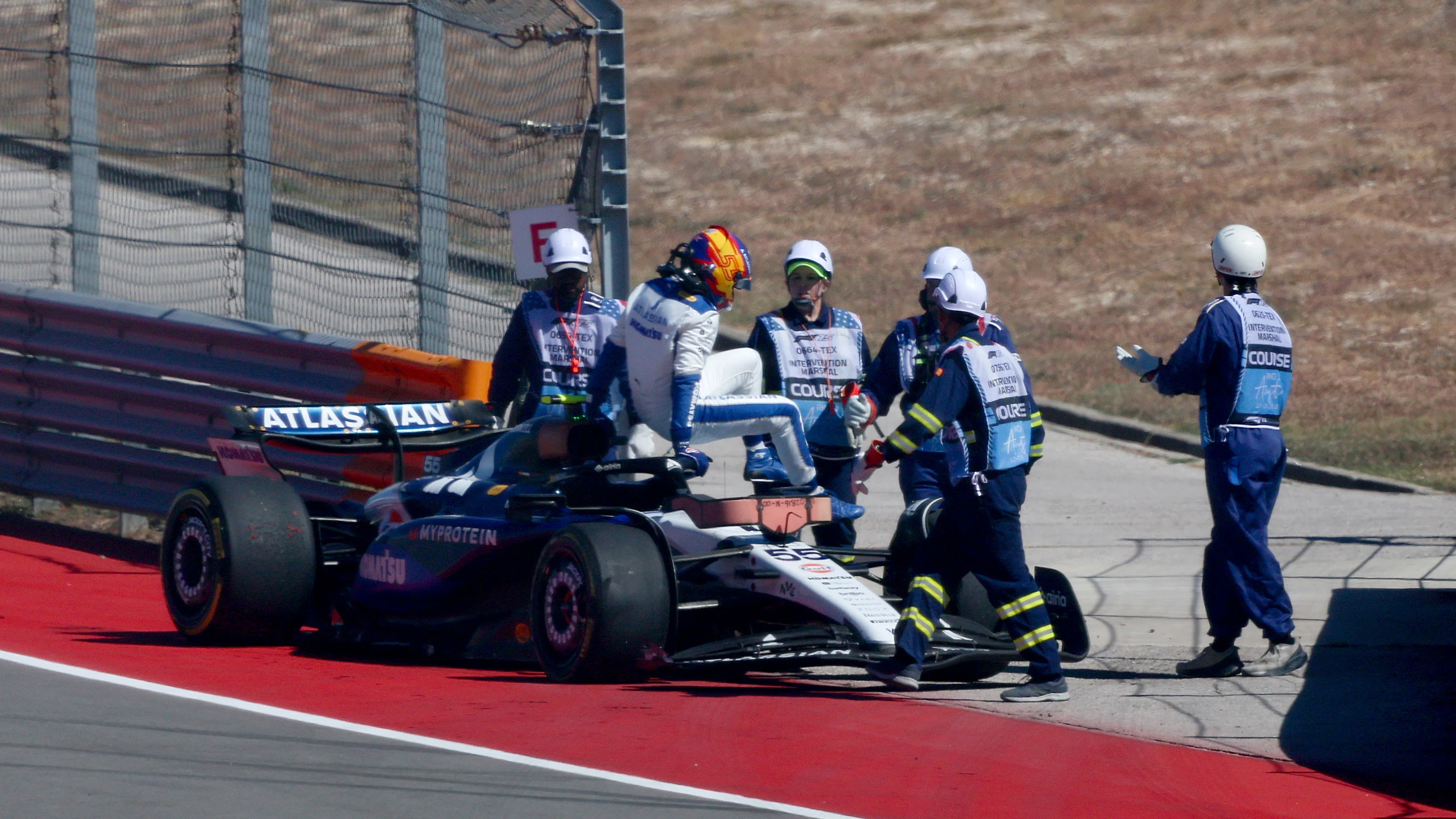 AUSTIN, Texas - 19 Oktober: Carlos Sainz dari Sepanyol memandu (55) Williams FW47 Mercedes memanjat