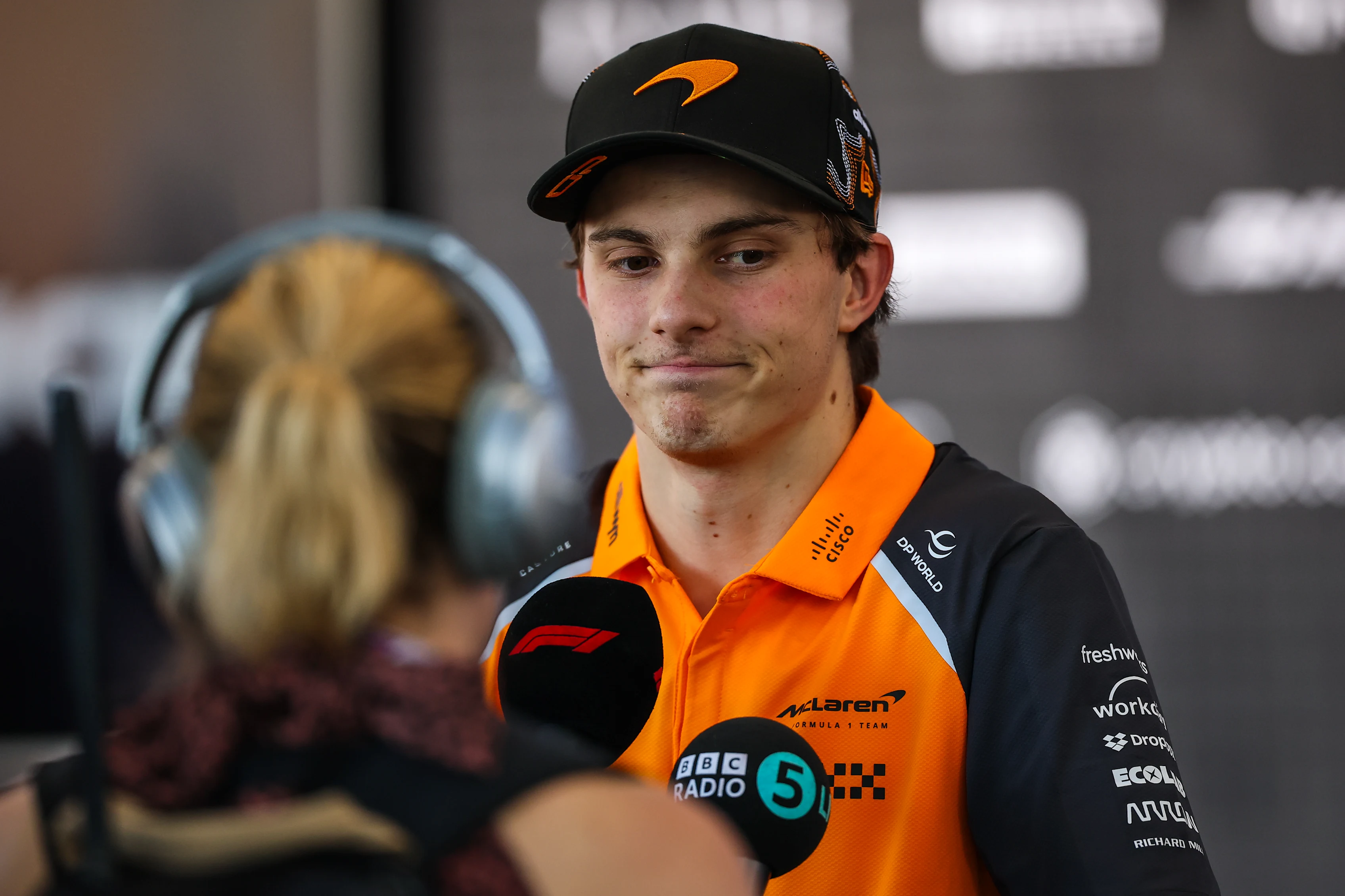 Austin, Texas - 19 Oktober: Oscar Piastri yang kecewa dari Australia dan McLaren bercakap di