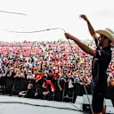 Bermain di zon penggemar dengan lasso, Ricciardo selalu kelihatan tepat di rumah di Austin