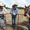 Hanya satu hari lagi di ladang, melangkah sebagai salah satu kru