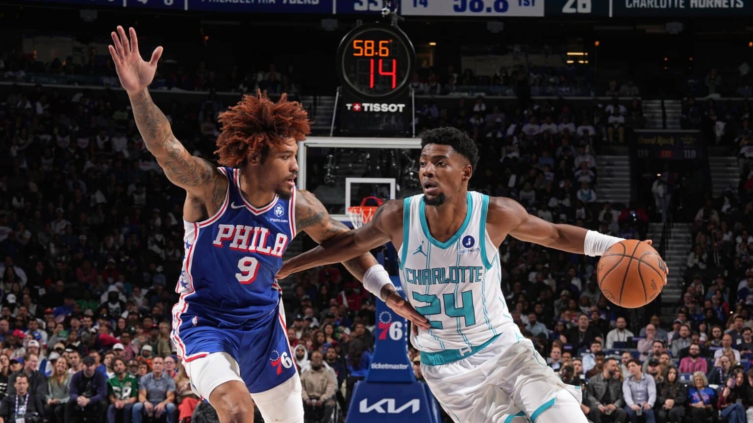 Hornets ‘Miller keluar dengan cedera bahu Miller meraih bahunya dalam kesakitan dan berlari ke bilik loker selepas dia terluka pada permainan pada suku kedua.