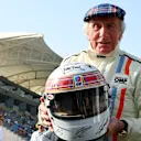 Sir Jackie Stewart dan topi keledar Tartan tandatangannya. Leret untuk lebih banyak gambar