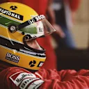   Reka bentuk topi keledar Aryton Senna adalah salah satu yang paling terkenal dalam sukan ini. Leret untuk lebih banyak gambar