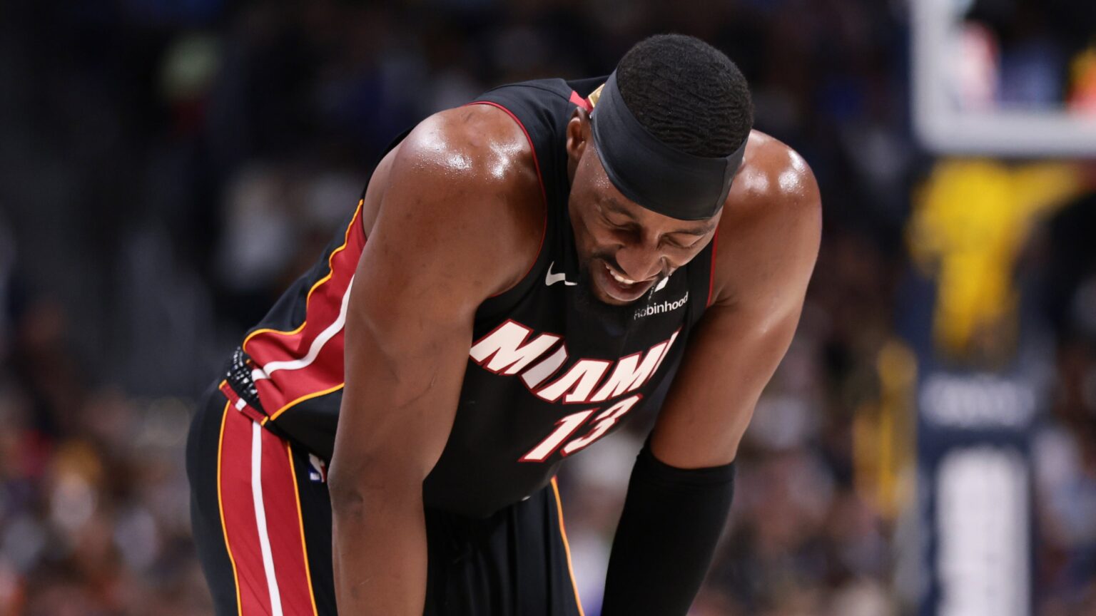 Adebayo keluar dengan kecederaan kaki sebagai Heat Falladebayo, All-Star 3 kali, telah membuat 5 pasukan pertahanan. Dia memasuki malam purata 22.4 mata dan 9.1 melantun.