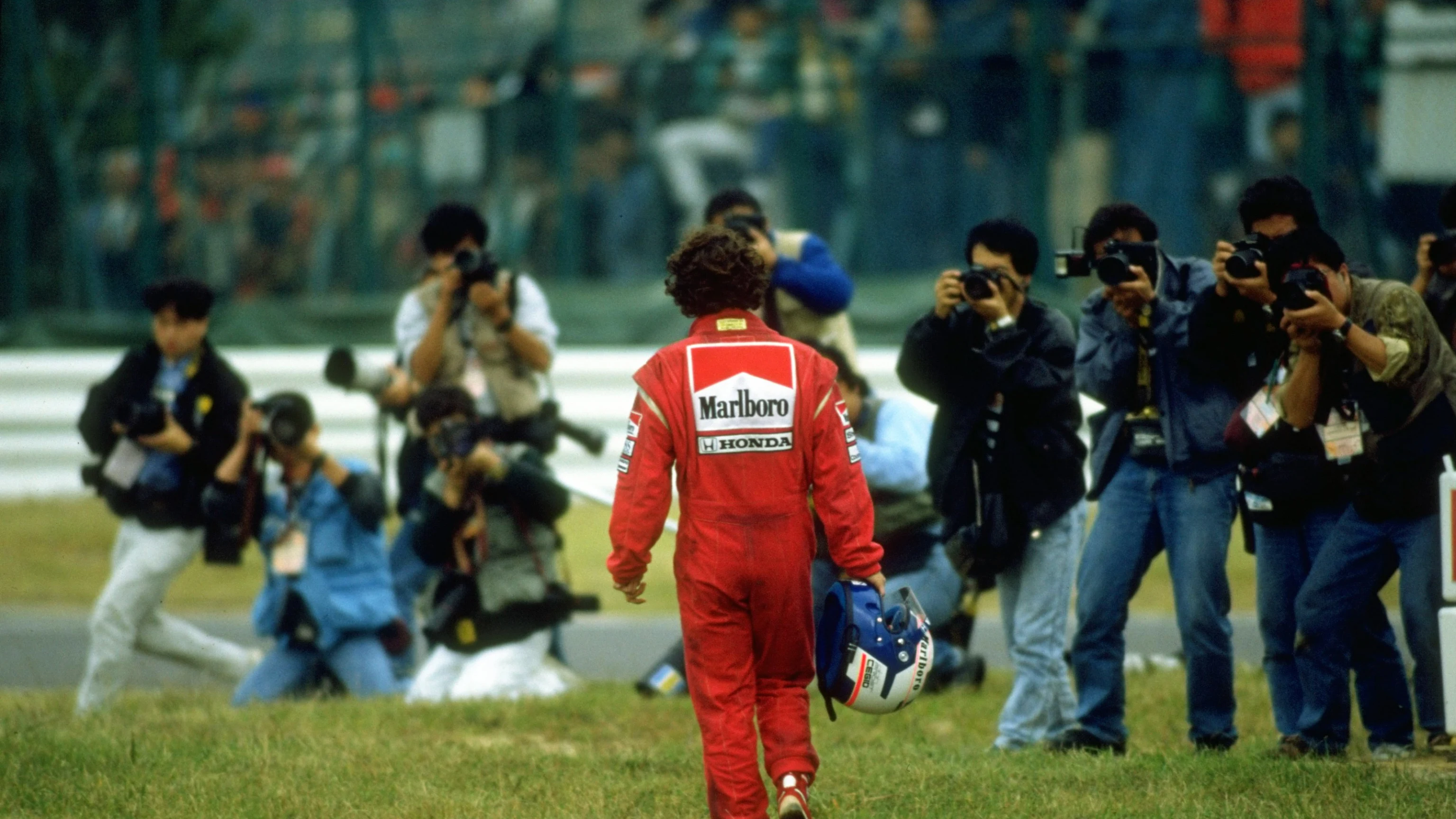 Jurugambar menunggu sebagai Alain Prost dari Perancis, pemandu #2 Marlboro McLaren-Honda MP4/5Honda