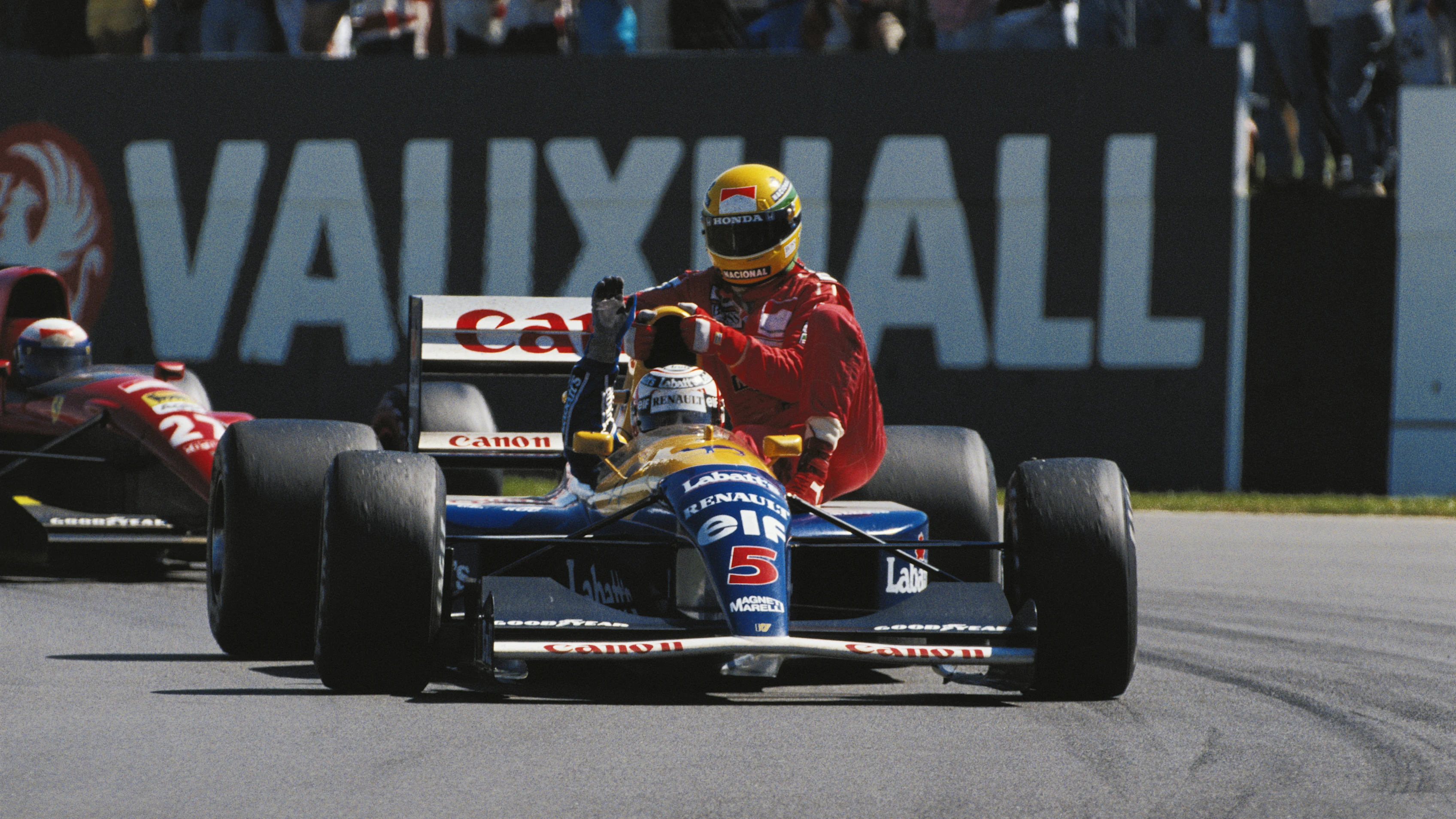 1991: Pemandu Williams Renault Nigel Mansell dari Great Britain memberikan pemandu McLaren Honda Ayrton