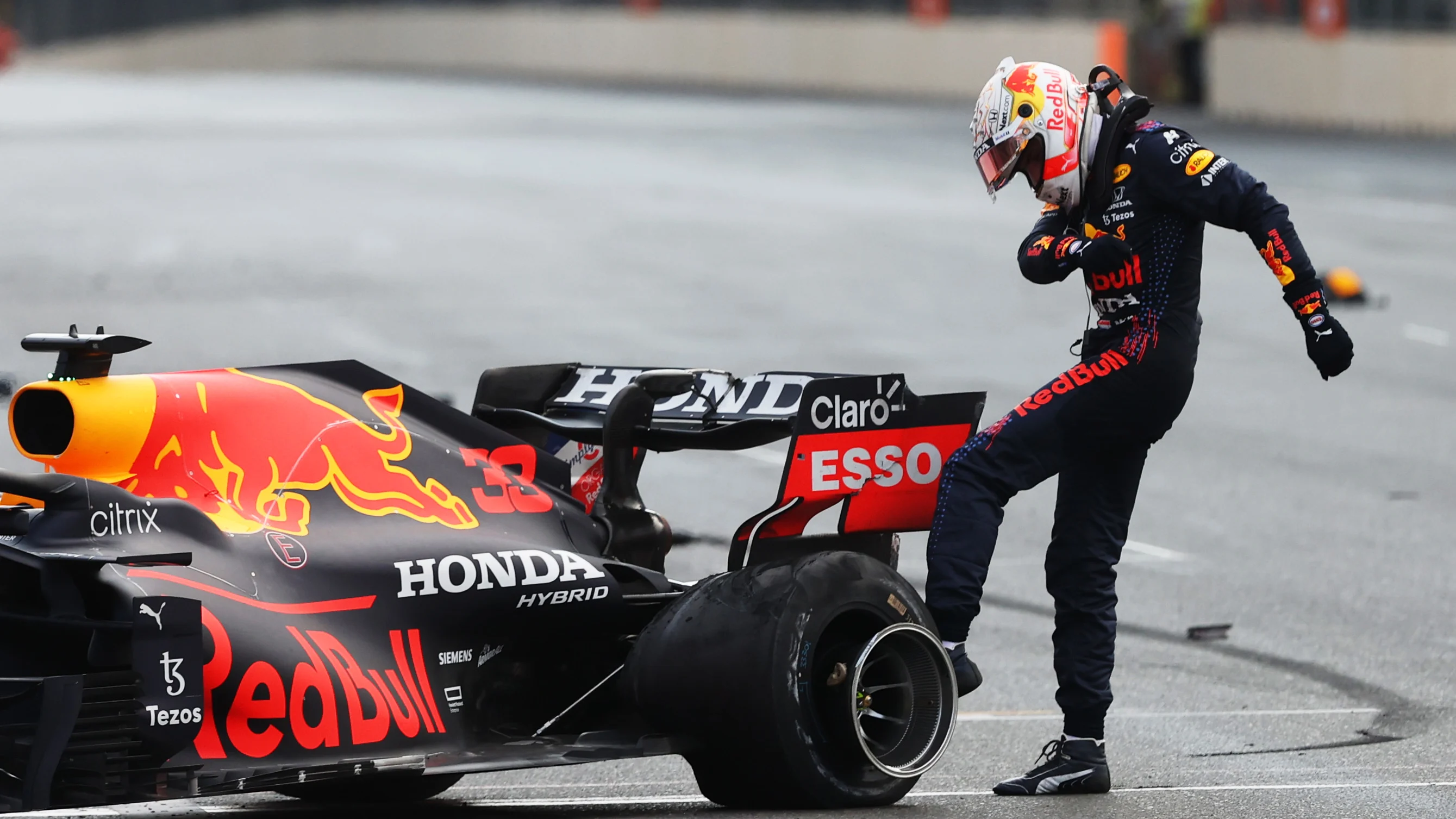 Baku, Azerbaijan - 06 Jun: Max Verstappen dari Belanda dan Red Bull Racing menendang tayarnya ketika dia