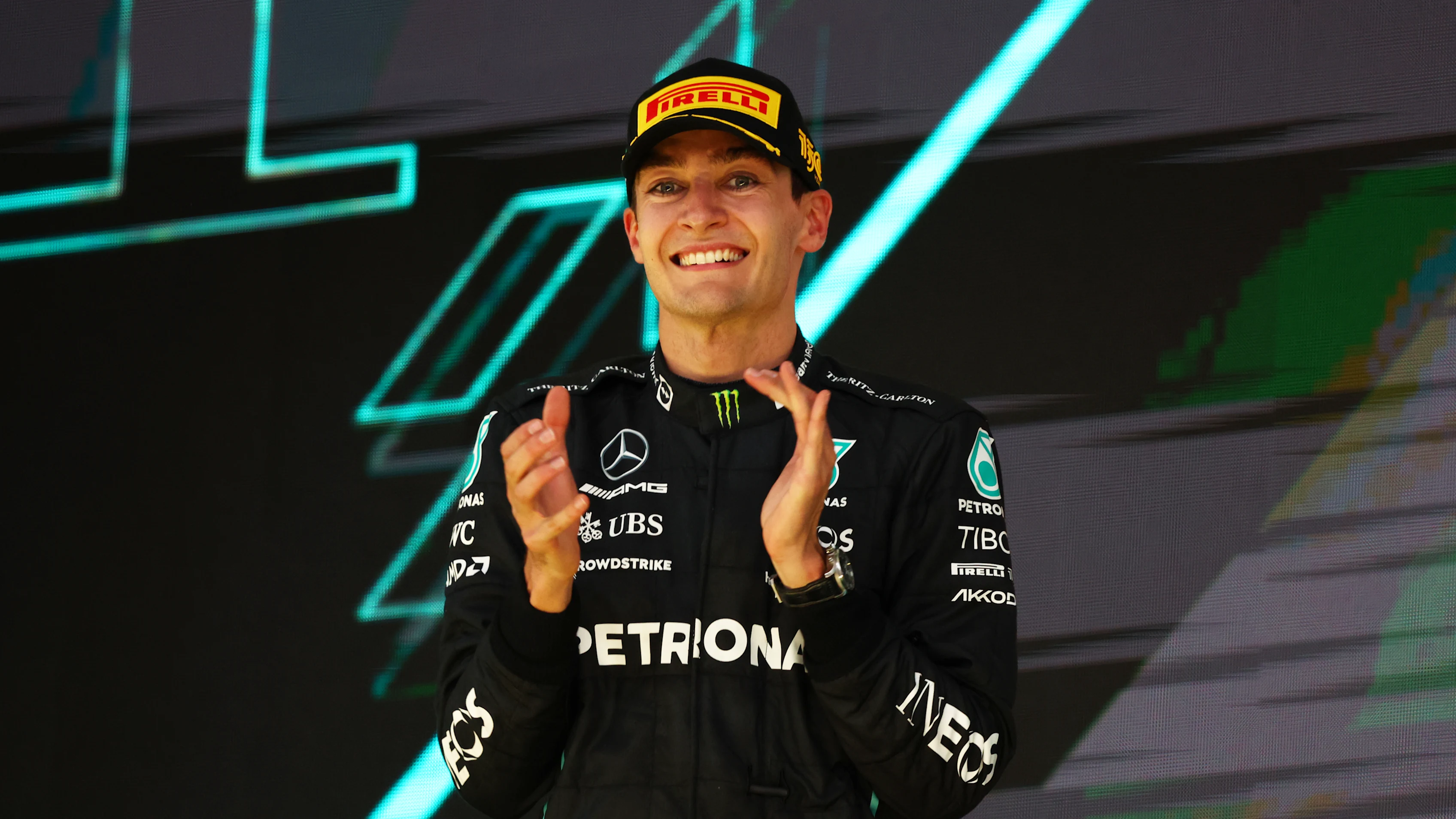 Sao Paulo, Brazil - 13 November: Pemenang Race George Russell dari Great Britain dan Mercedes