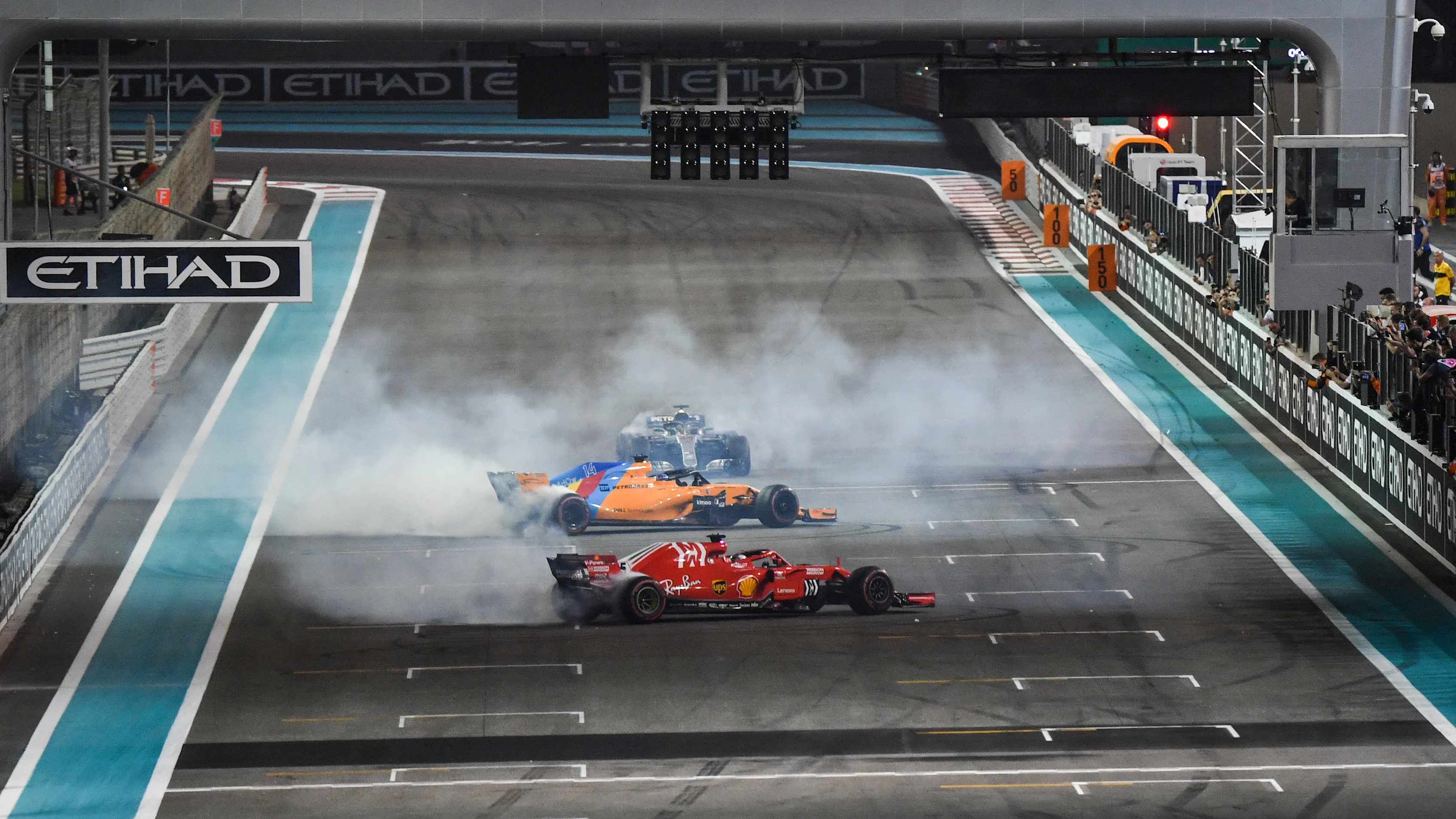 Yas Marina Circuit, Emiriah Arab Bersatu - 25 November: Lewis Hamilton, Mercedes -AMG F1 W09 EQ