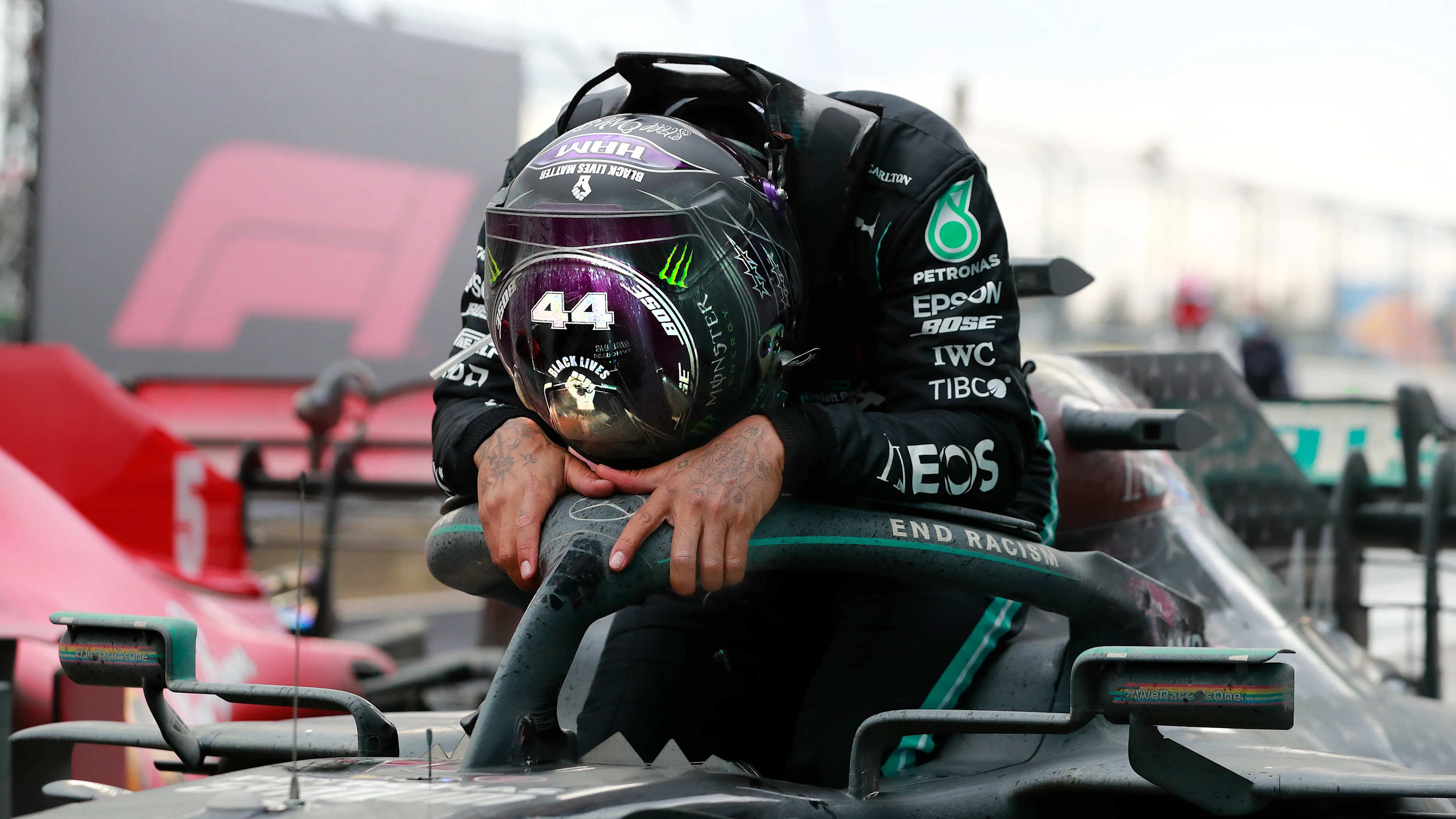 Istanbul Park, Turki - 15 November: Lewis Hamilton meraikan kemenangan perlumbaannya dan dunia ketujuh