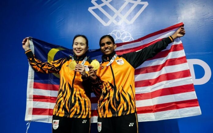 Pearly Tan -Thinaah Muralitharan merayakan selepas memenangi pingat emas beregu wanita pada Sukan Laut Thailand 2025. (Foto: Bernama)