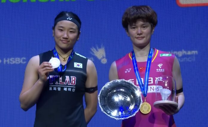 An Se Young (kiri) dan Wang Zhiyi bergambar bersama pada majlis anugerah All England 2026 di Birmingham. (Foto: BWF)