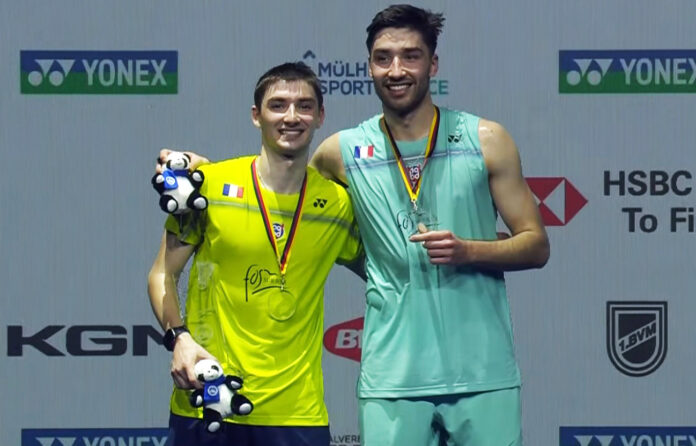 Christo Popov (L) bergambar dengan Toma Junior Popov semasa majlis anugerah di Terbuka Jerman 2026. (Foto: BWF)
