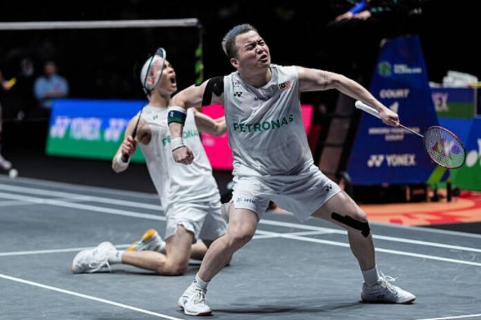 Aaron Chia dan Soh Wooi Yik meraikan kejayaan mara ke final badminton Seluruh England 2026. (Foto: AFP)