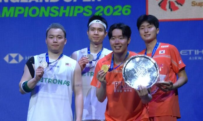 Kim Won-ho/Seo Seung-jae dan Aaron Chia/Soh Wooi Yik bergambar semasa majlis anugerah All England 2026. (Foto: BWF)